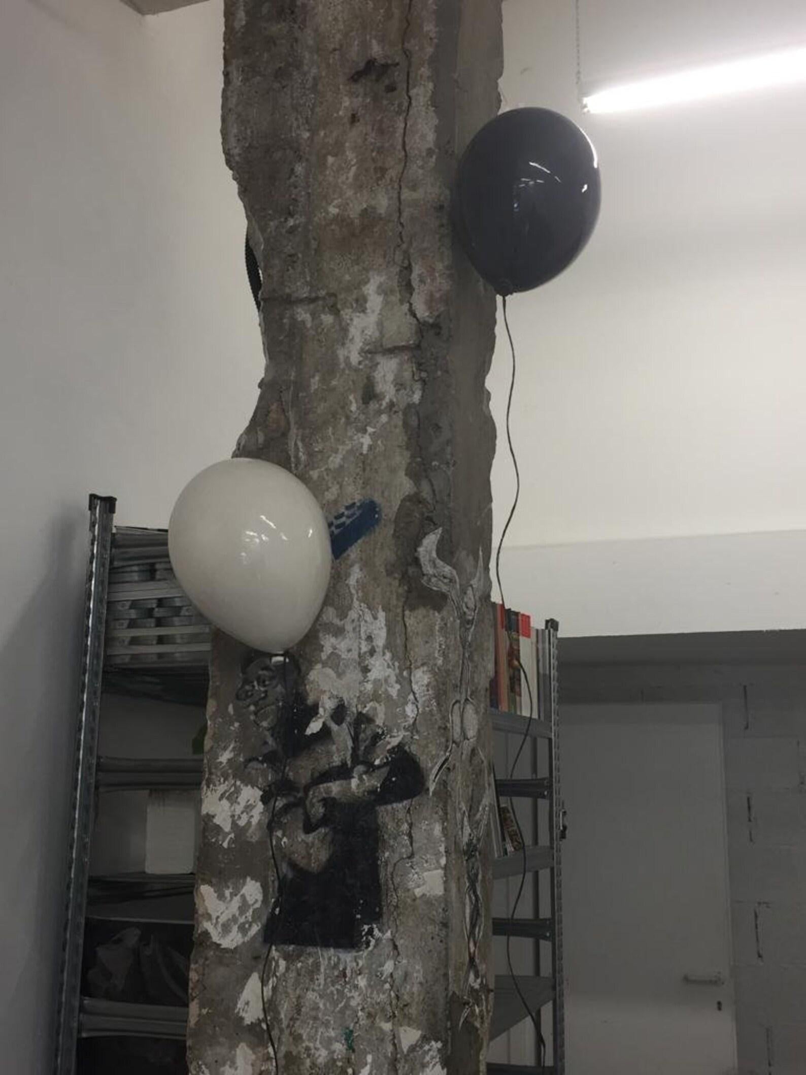 Scultura di palloncini in ceramica lucida bianca fatta a mano per installazione a parete e a soffitto - Sculpture Contemporaneo di ArtArsouf