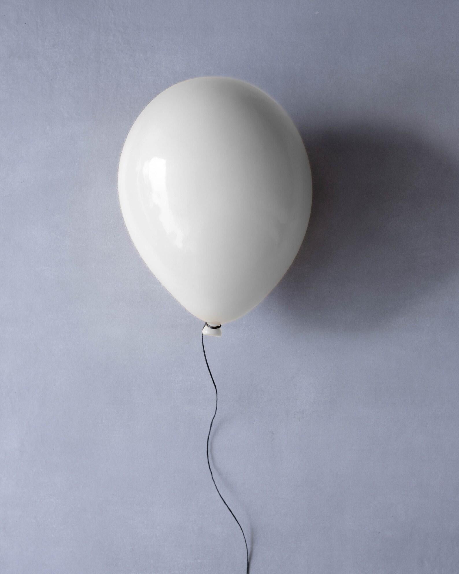Escultura globo de cerámica blanca brillante hecha a mano para instalación en pared, techo