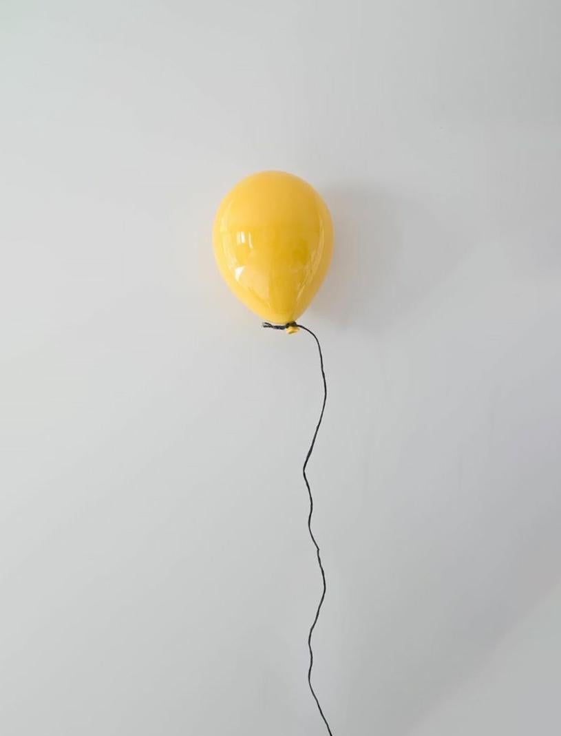 Scultura di palloncini in ceramica gialla lucida realizzata a mano per l'installazione a parete e a soffitto in vendita 6