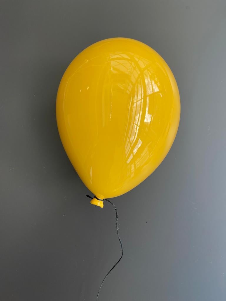 Scultura di palloncini in ceramica gialla lucida realizzata a mano per l'installazione a parete e a soffitto in vendita 9