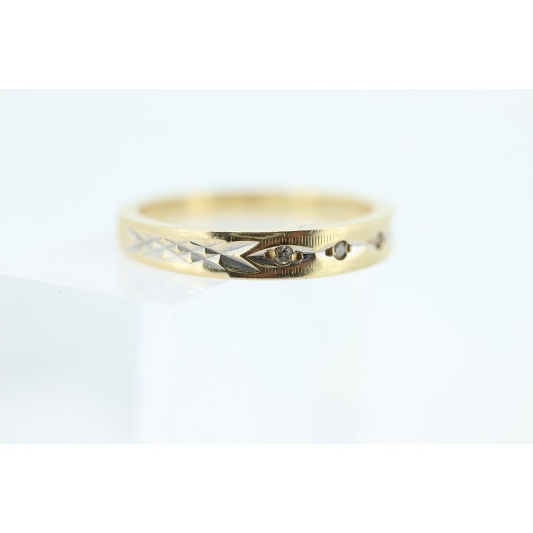 Vintage from the 1930s
Size: 6 1/2 US
Materials: Gold
Gemstone: Diamond
Gem color: Colorless
Band color: Gold
Adjustable

Style: Art deco

Beautiful vintage ring that is rare to find. Made by JR. Wood and sons ARTCARVED. Own a piece of history.