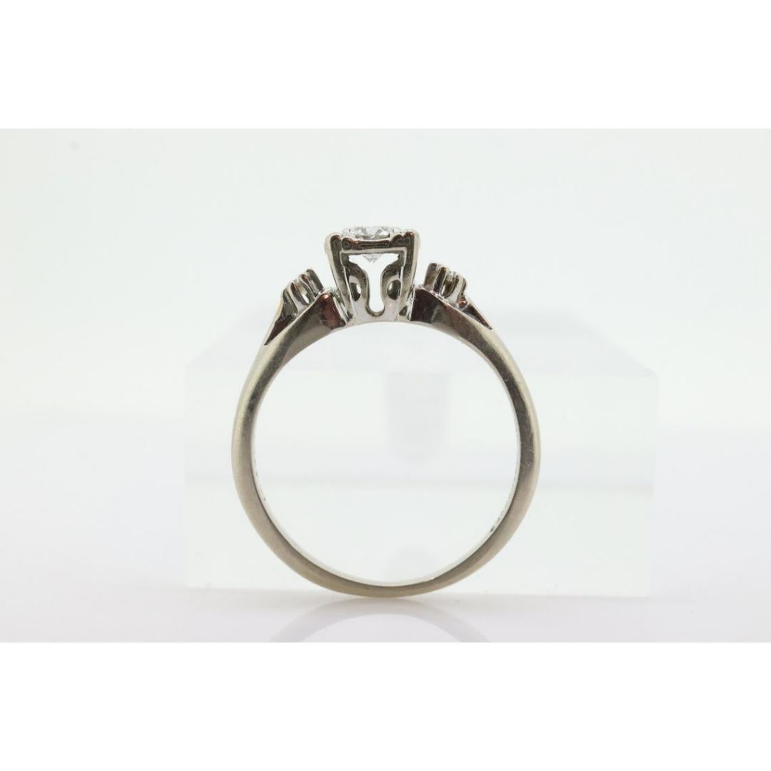 Vintage By aus den 1930er Jahren
Größe: 6 US
MATERIALIEN: Gold
Edelstein: Diamant
Edelsteinfarbe: Farblos
Bandfarbe: Gold
Einstellbar

Stil: Art deco

Schöner Vintage-Ring, der selten zu finden ist. Hergestellt von JR. Holz und Söhne ARTCARVED zu