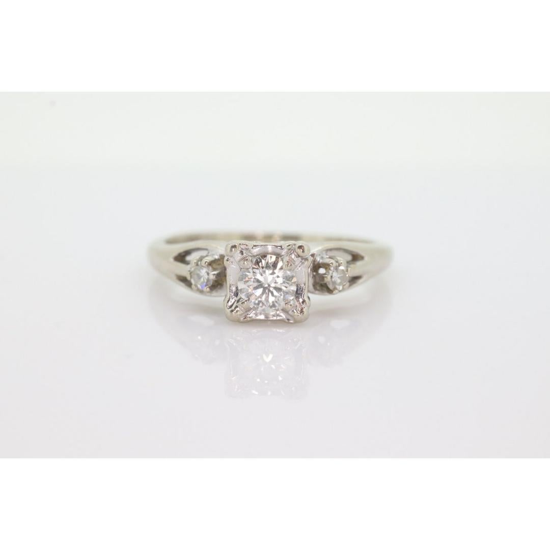 ARTCARVED 14k Gold Diamantring. Art geschnitzter quadratischer Kathedralen-Verlobungsring. (Rundschliff) im Angebot