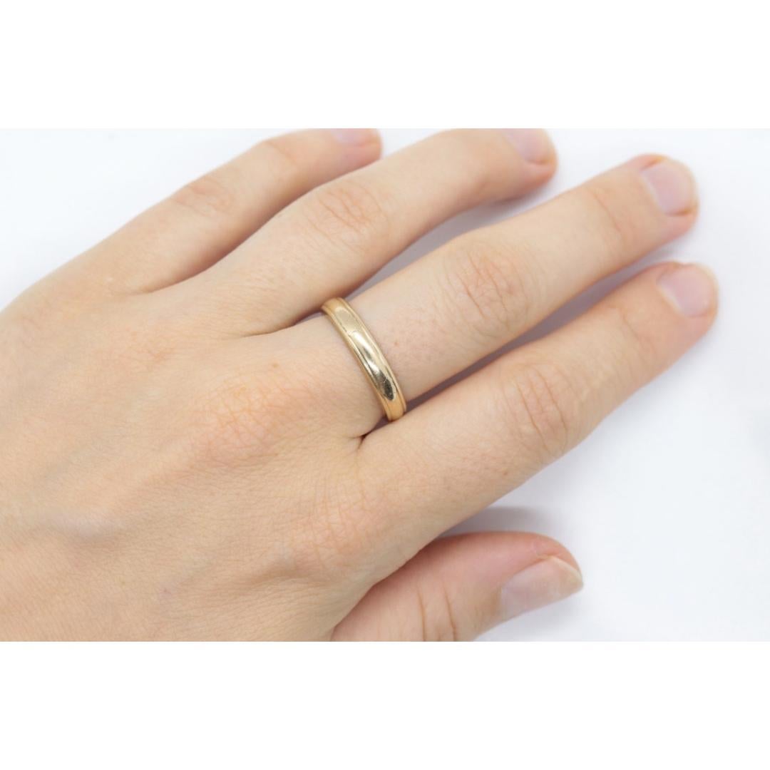 Vintage By aus den 1930er Jahren
MATERIALIEN: Gold
Bandfarbe: Gold

Stil: Art Deco

Vintage Wedding Band von einem bekannten Unternehmen. Gepunzt ARTCARVED 14k. Hergestellt von JR WOODS in den 1950er Jahren möglich. Dieses Band ist 14k Gelb- und