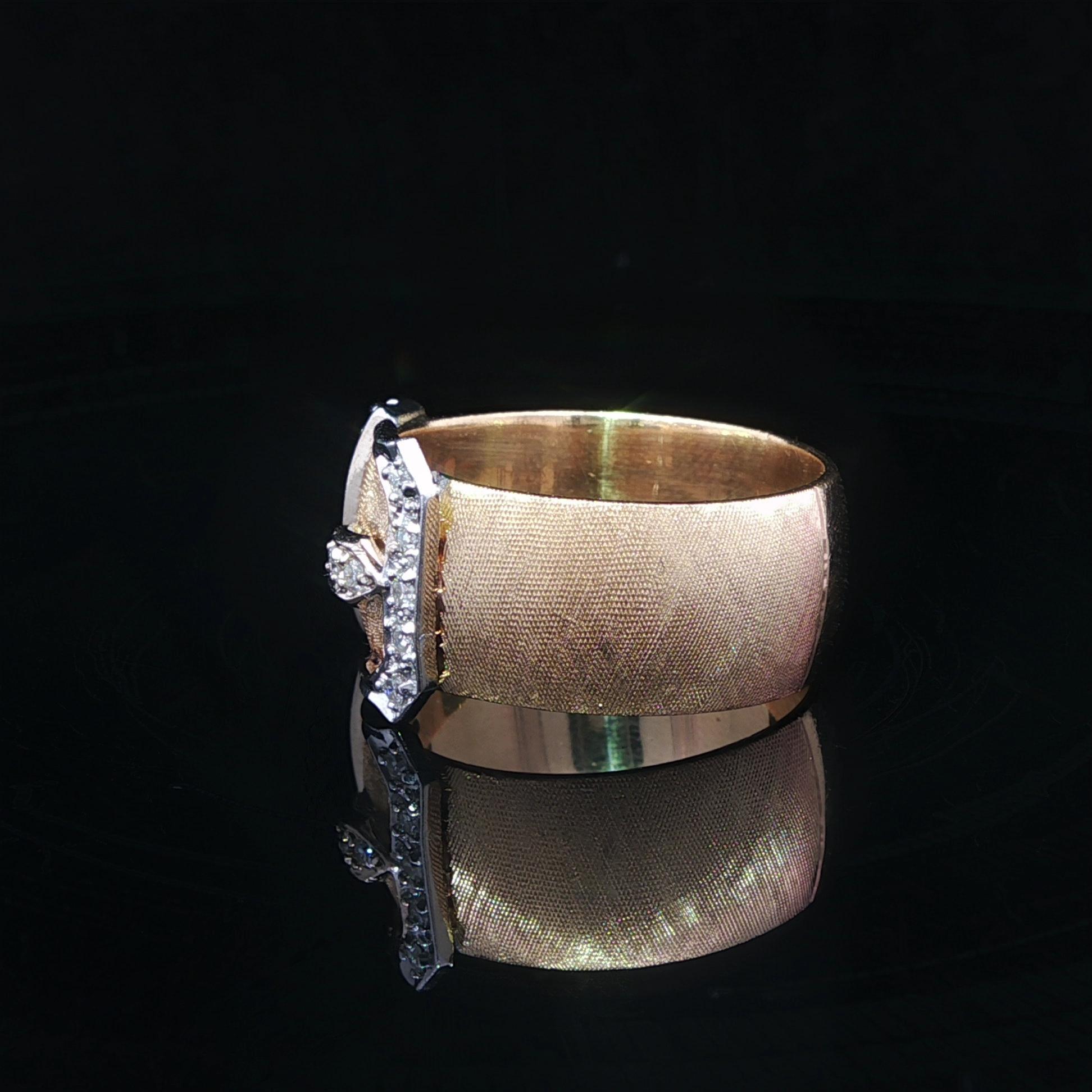 Artcarved Anello a fascia con fibbia in oro massiccio con pavé di diamanti e finitura Florentine in vendita 5