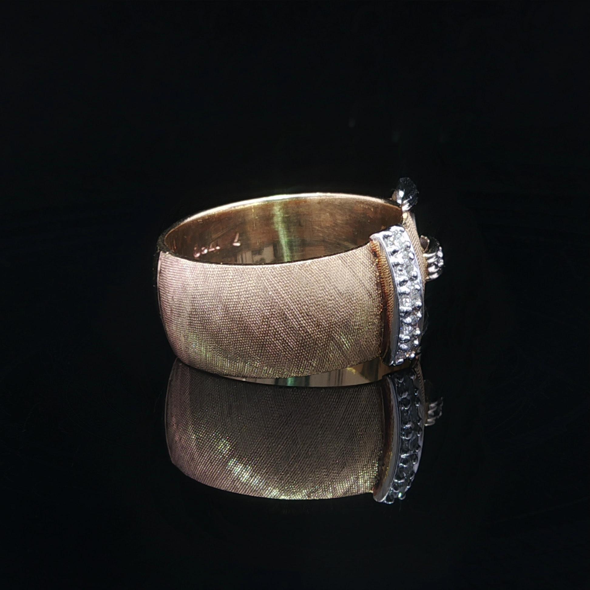 Artcarved Anello a fascia con fibbia in oro massiccio con pavé di diamanti e finitura Florentine in vendita 6