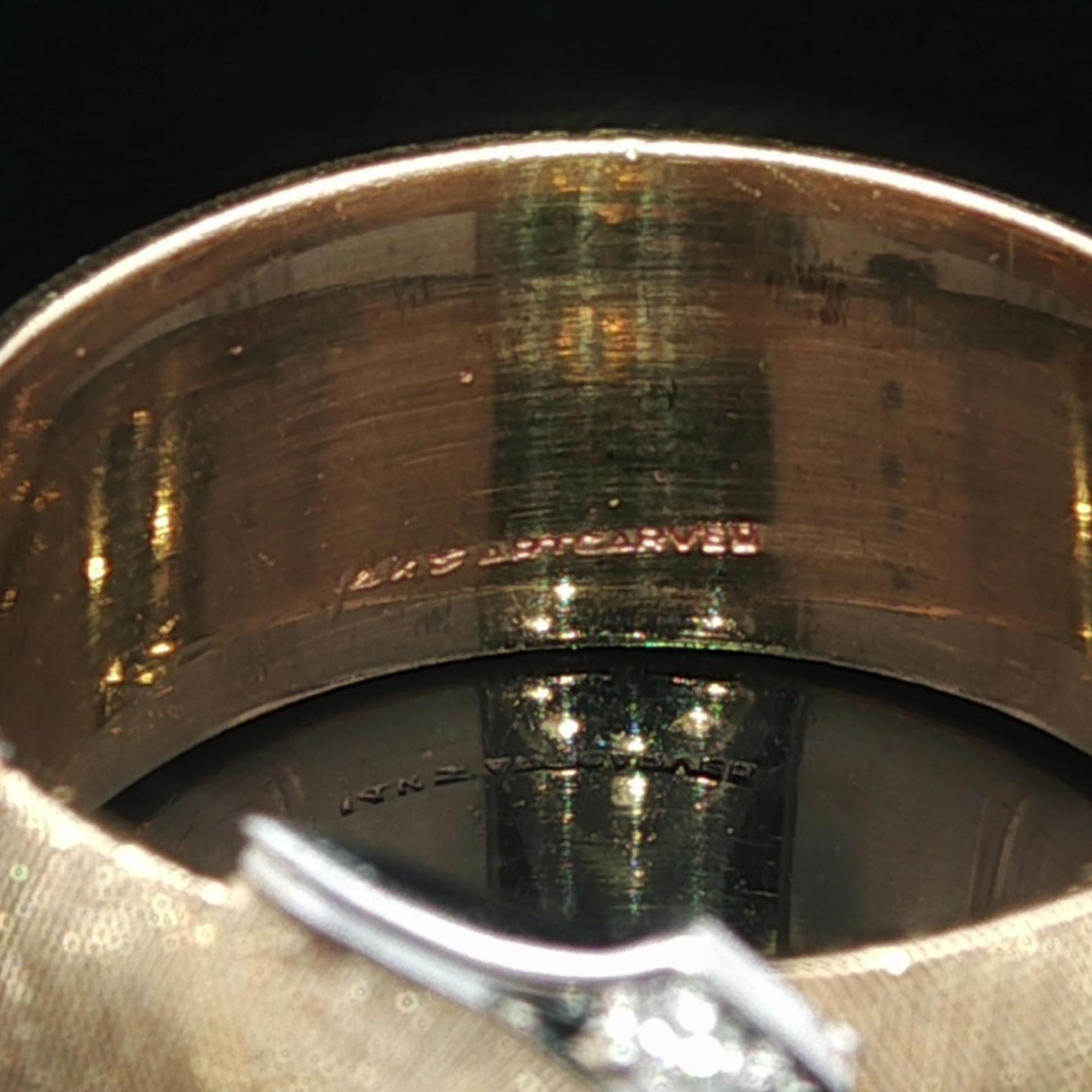 Artcarved Anello a fascia con fibbia in oro massiccio con pavé di diamanti e finitura Florentine in vendita 7