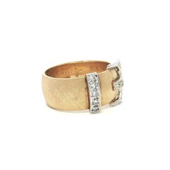 Artcarved Anello a fascia con fibbia in oro massiccio con pavé di diamanti e finitura Florentine