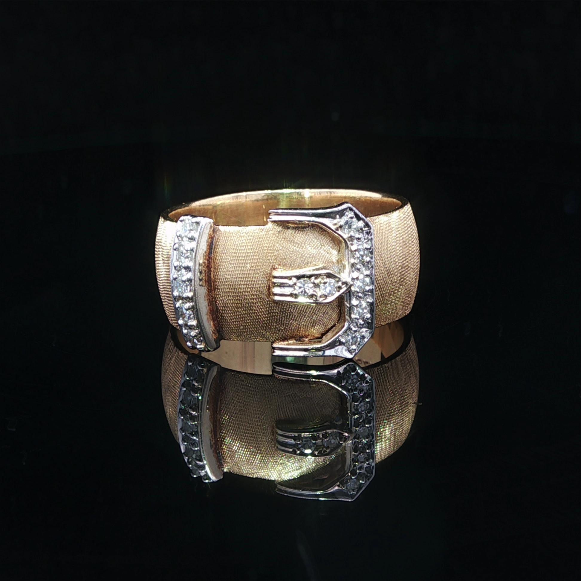 Artcarved Anello a fascia con fibbia in oro massiccio con pavé di diamanti e finitura Florentine in vendita 2