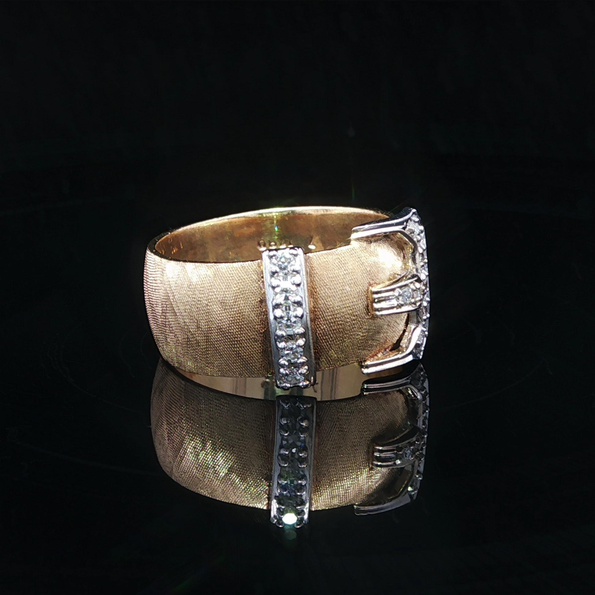 Artcarved Anello a fascia con fibbia in oro massiccio con pavé di diamanti e finitura Florentine in vendita 3