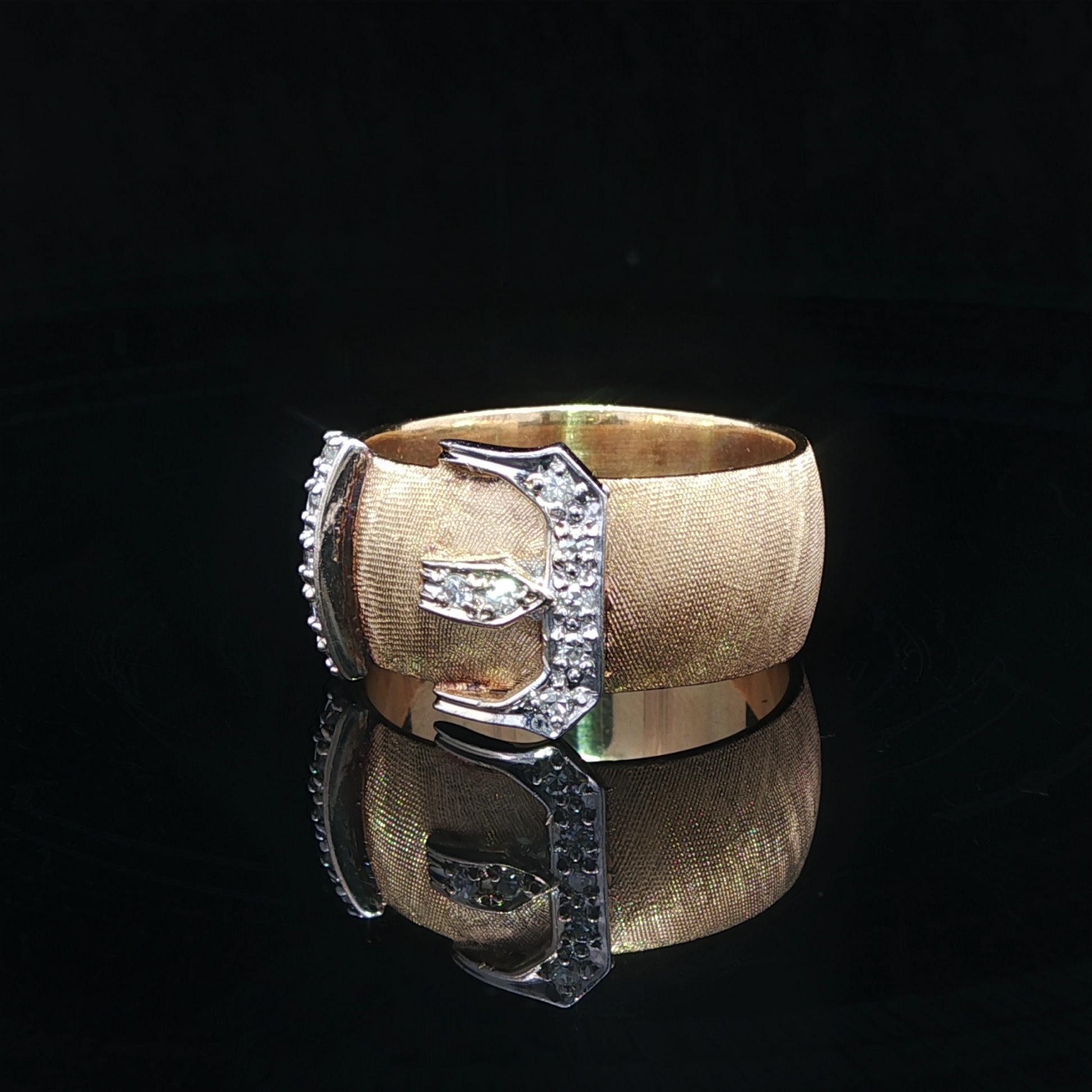 Artcarved Anello a fascia con fibbia in oro massiccio con pavé di diamanti e finitura Florentine in vendita 4