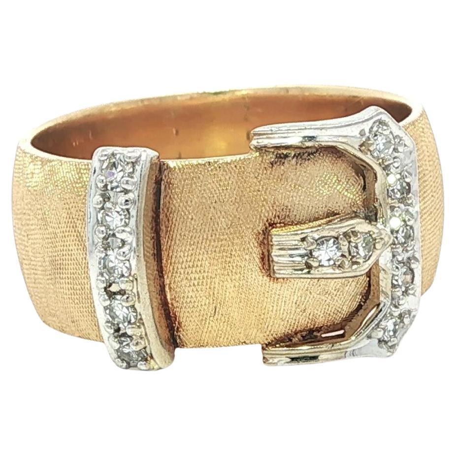 Artcarved Anello a fascia con fibbia in oro massiccio con pavé di diamanti e finitura Florentine in vendita