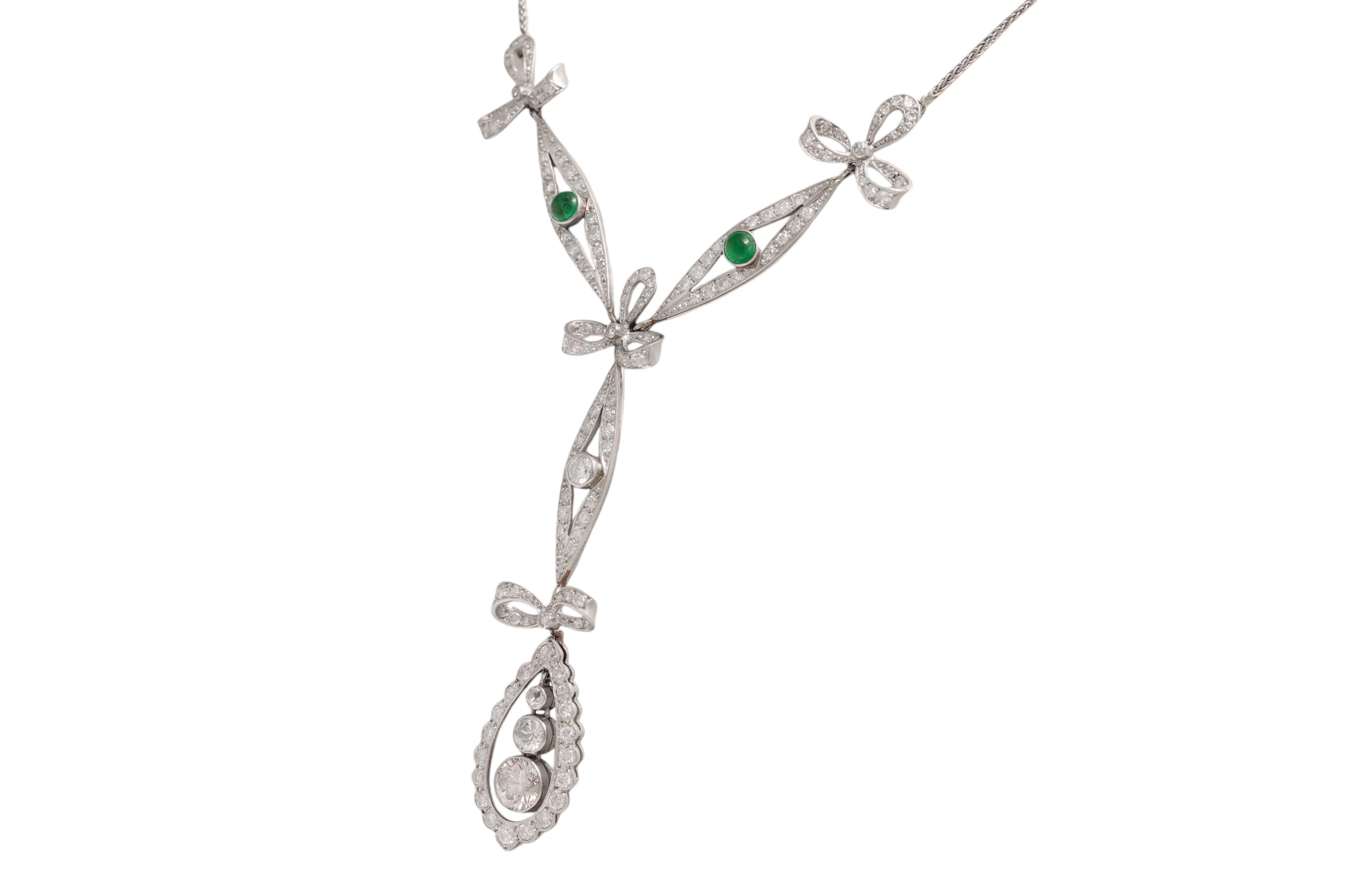 Collana in platino e oro bianco 18 kt con diamanti e smeraldi

 Materiale: Platino e oro bianco 18 kt, diamanti e smeraldi

 Peso: 15,4 grammi / 9,9 dwt / 0,545 oz

 Diamanti: circa 2,59 carati di diamanti

Smeraldi: Cabochon rotondo, 0,50 carati