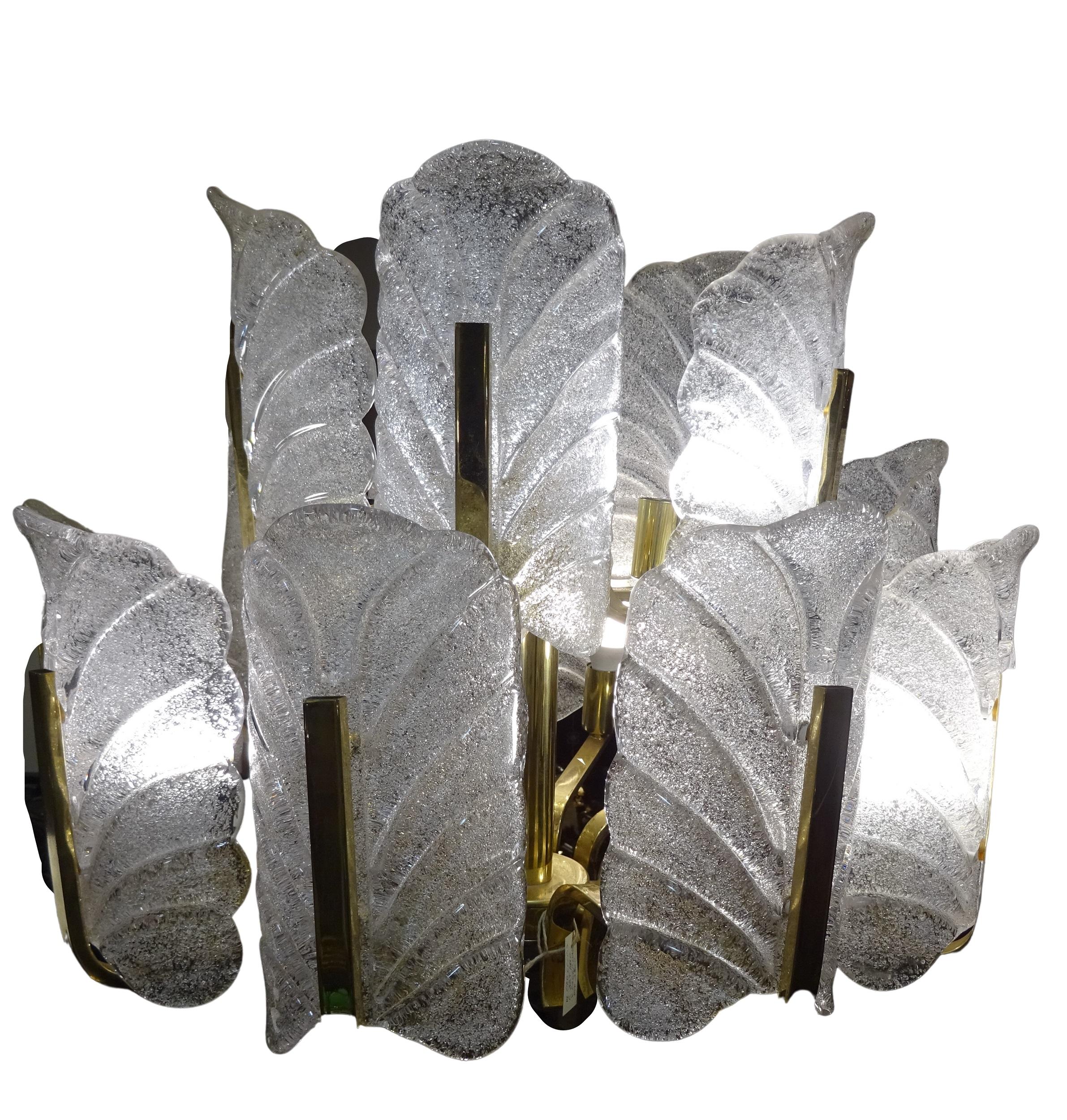 Remarquable lustre Art déco suédois, conçu par Carl Fagerlund pour le cristal d'Orrefors.
Il comporte deux étages avec des feuilles de verre froissé et une structure en laiton doré.
En très bon état avec l'âge et l'usage.
La verrerie d'art et le