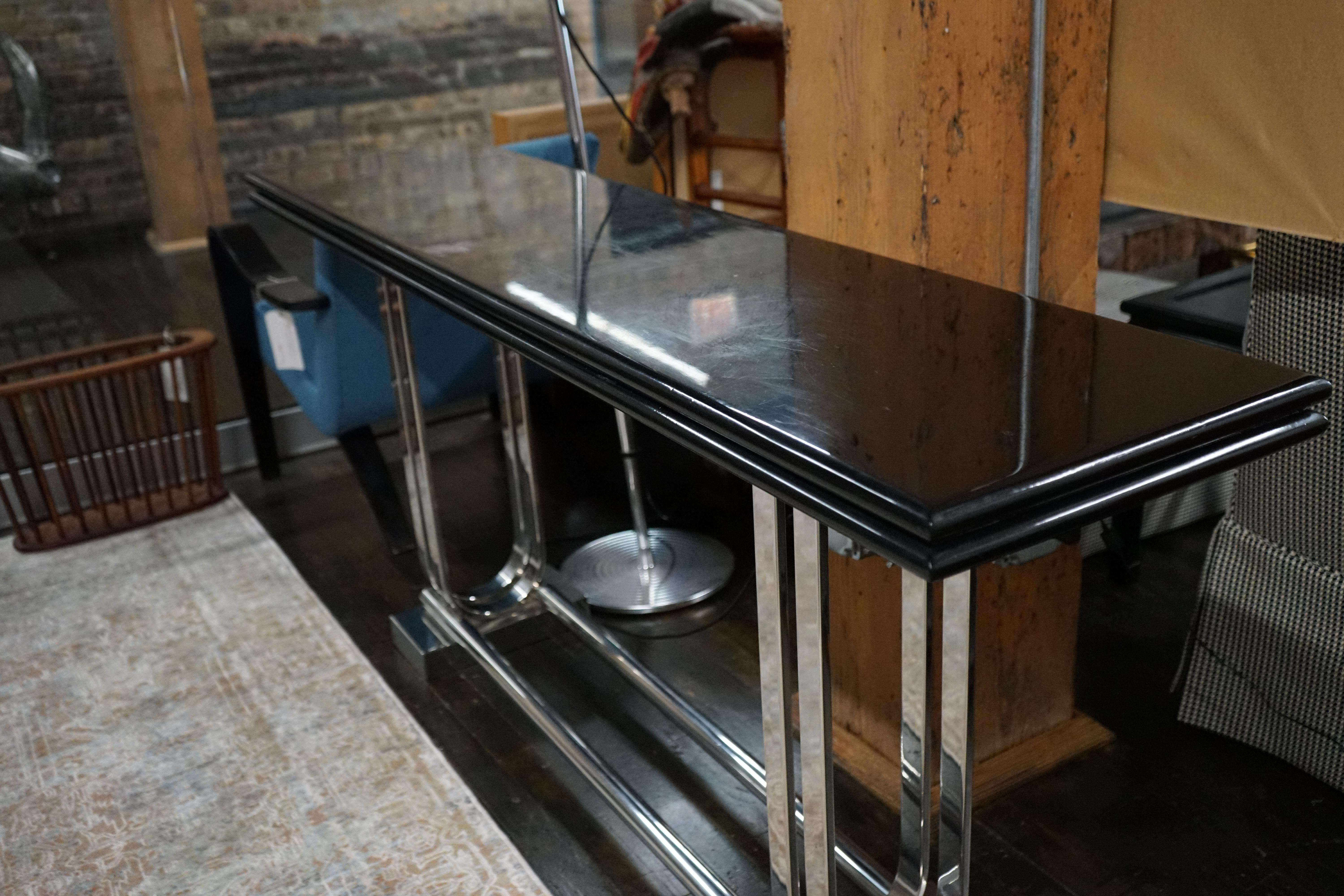 Table console ArtDeco avec base en chrome poli et plateau en laque noire en vente 3