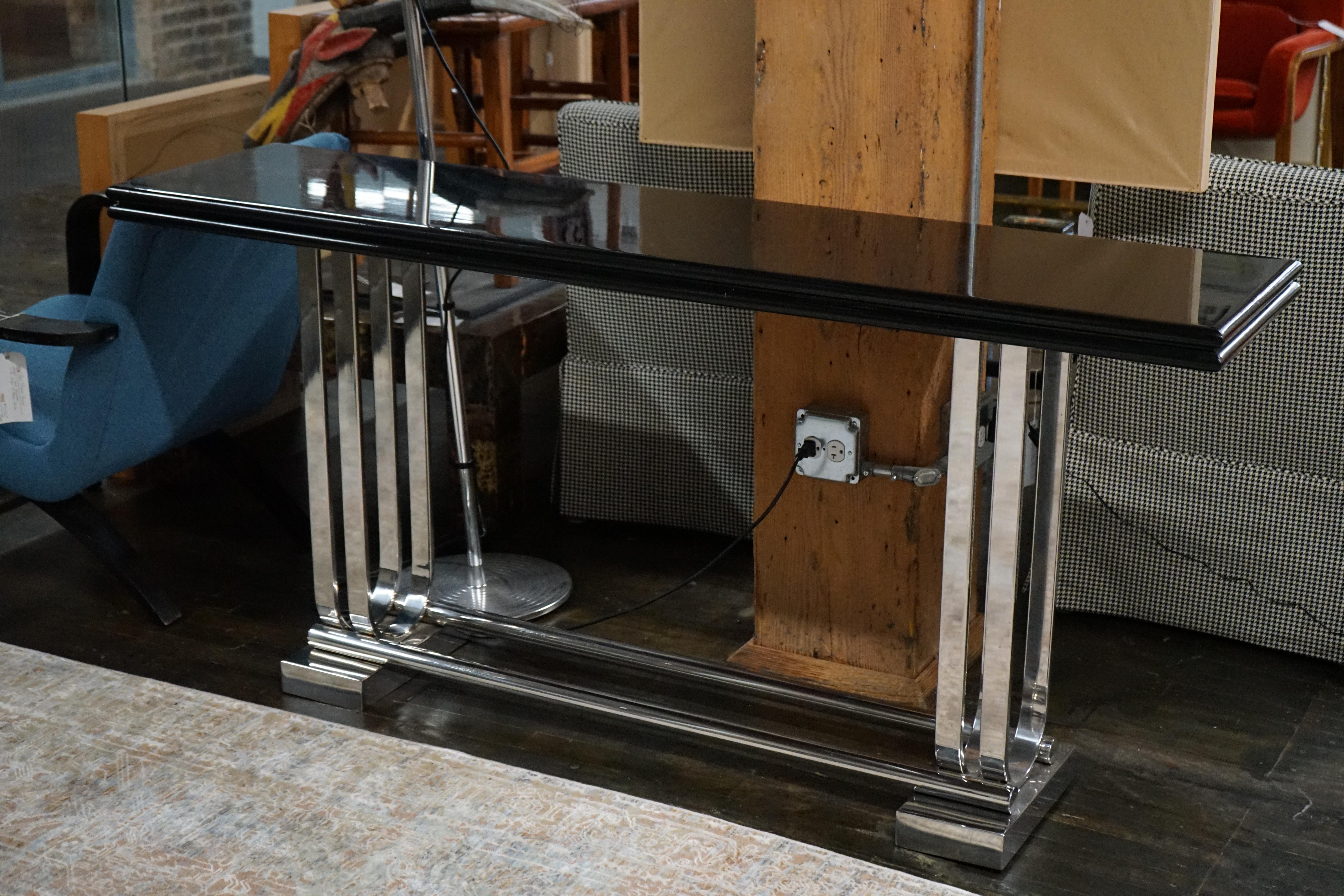 Inconnu Table console ArtDeco avec base en chrome poli et plateau en laque noire en vente