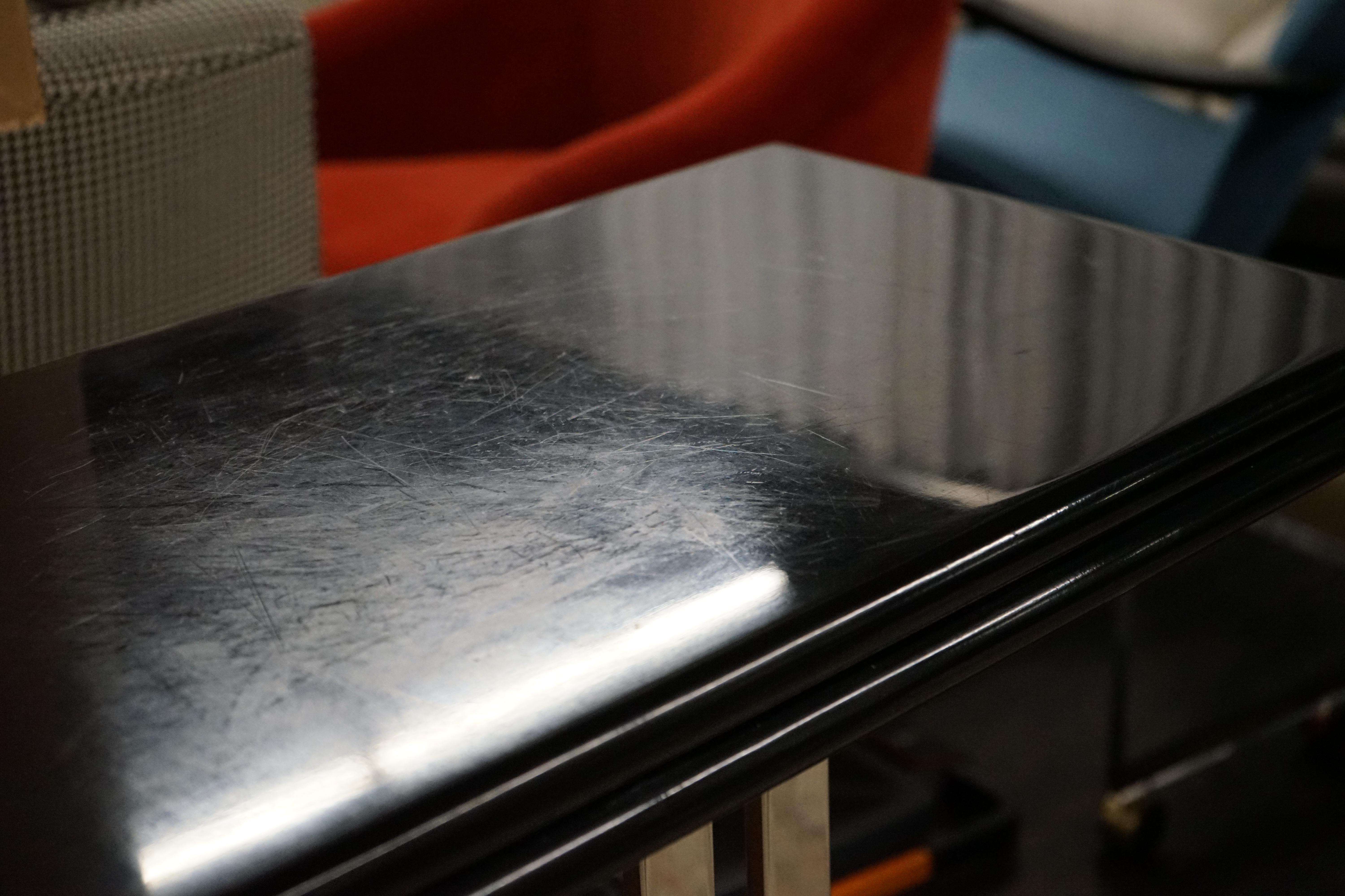 Table console ArtDeco avec base en chrome poli et plateau en laque noire Bon état - En vente à Chicago, IL