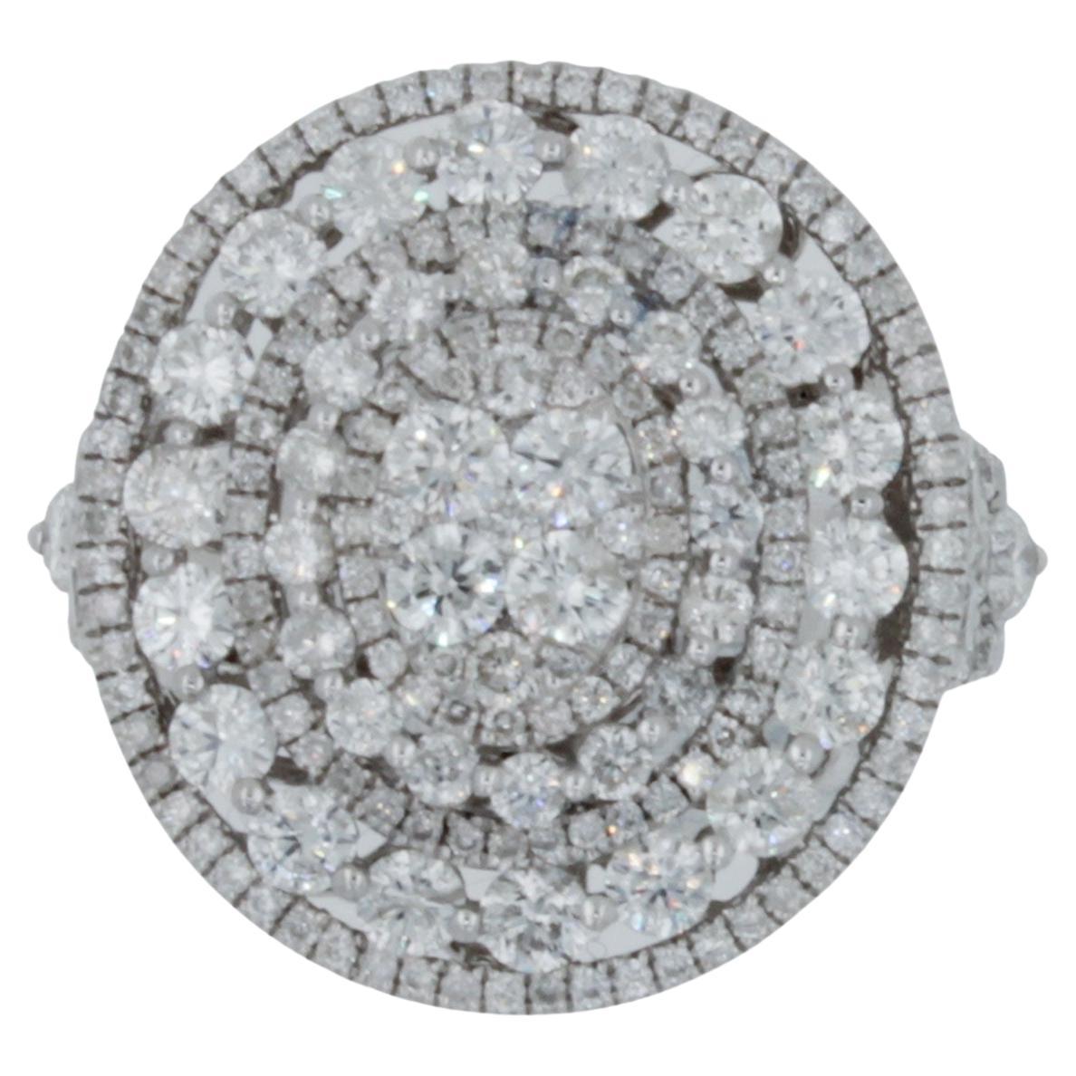 Anello con diamante Halo Pave Oval Shield Dome Statement Cocktail in oro bianco 14 carati 
1,50 carati di diamanti 
Oro bianco 14K 
Dimensione 6.5 - Ridimensionabile su richiesta
Progettato e realizzato a mano a Washington, D.C. USA