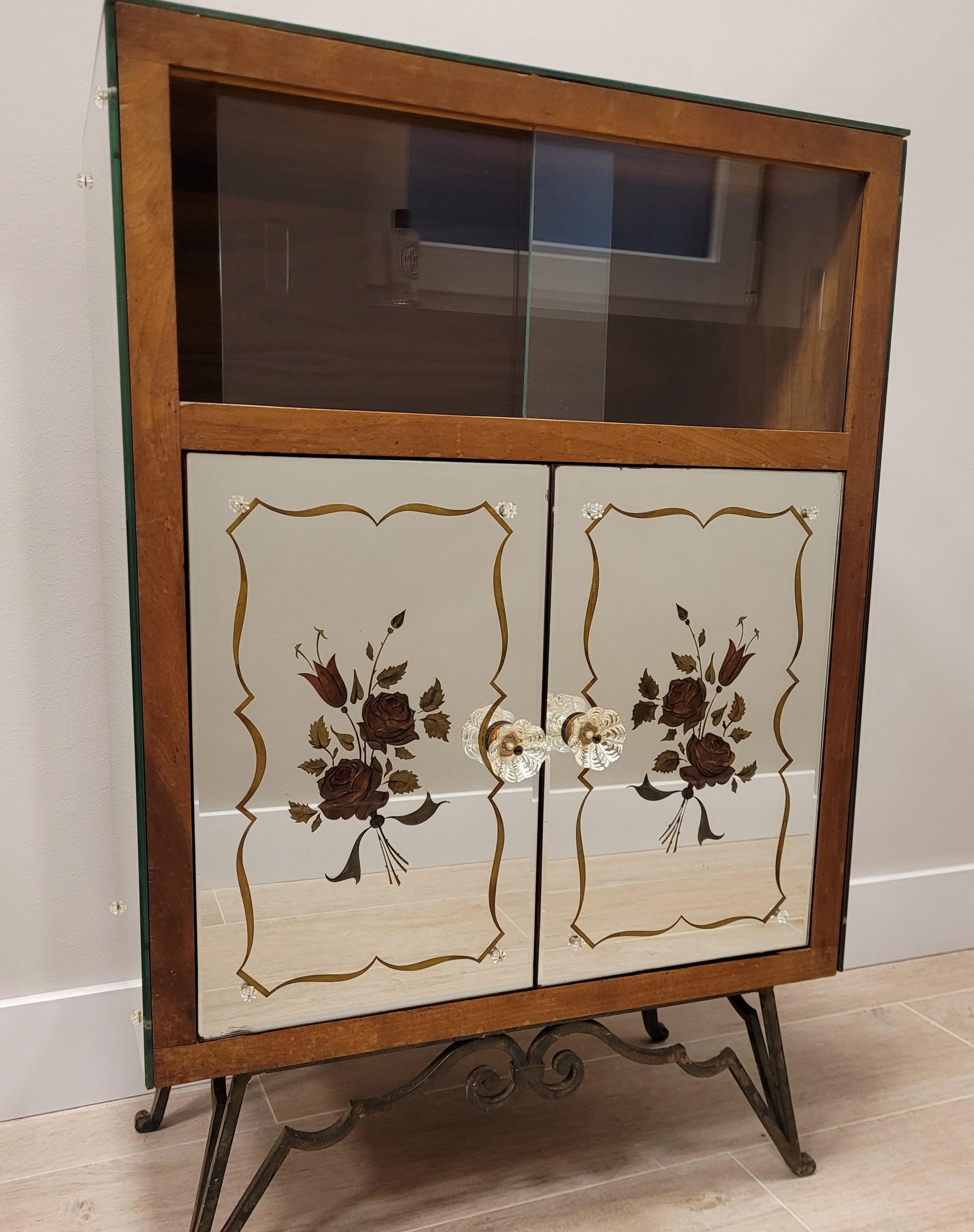 Amazing and gorgeous Venetian auxiliary cabinet (cabinet) from the 40s made of églomisé glass on wood, and framed and decorated on the front by means of precious floral designs. The interior structure has two parts: an upper shelf made up of two