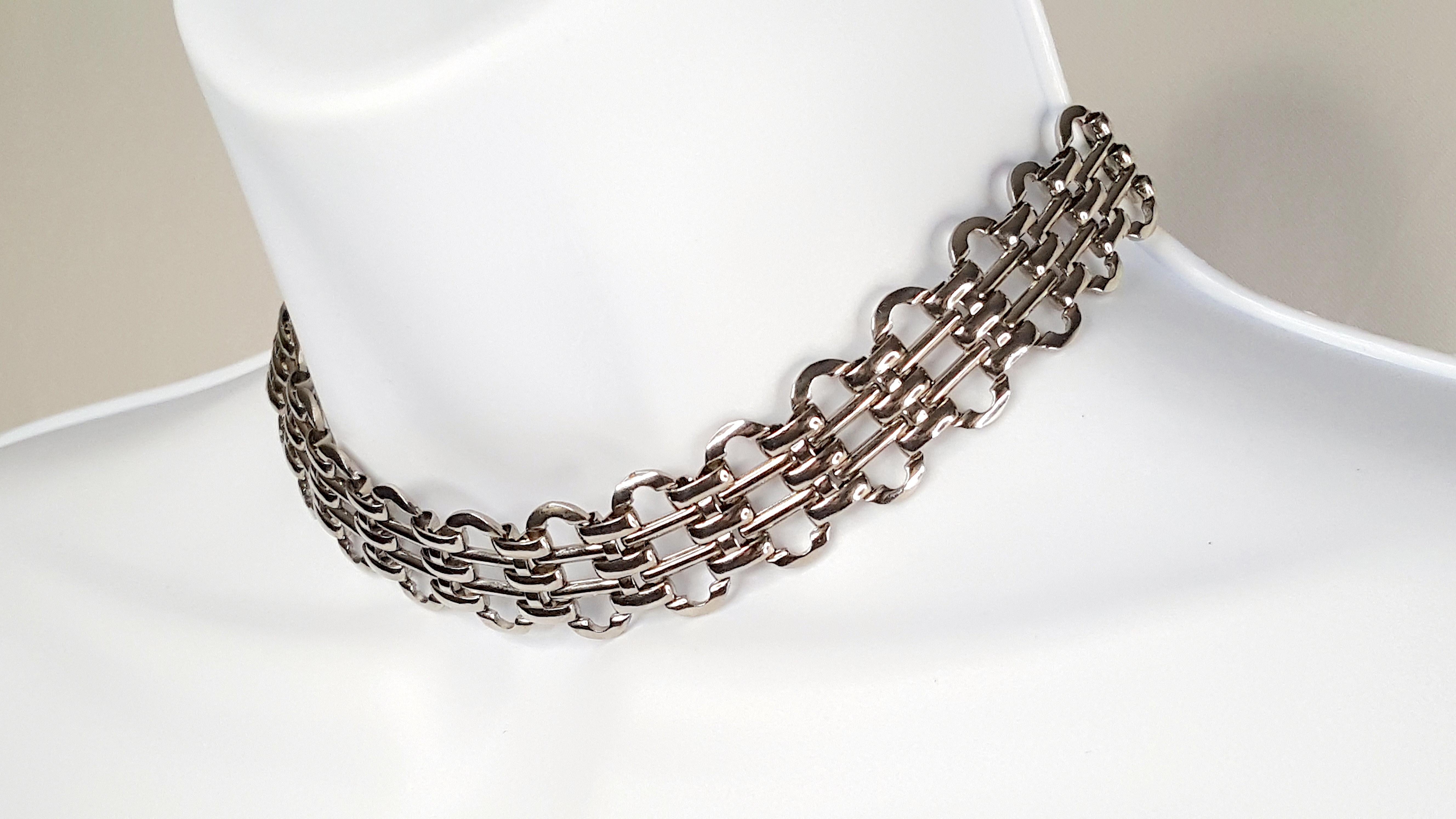 Victorian Belle-Epoque and Edwardian fine jewelry transitioned to Art-Deco period costume jewelry with semi-precious materials and machine-age shapes around WWI when this unique openwork 20-link choker necklace was made in only white gold instead of
