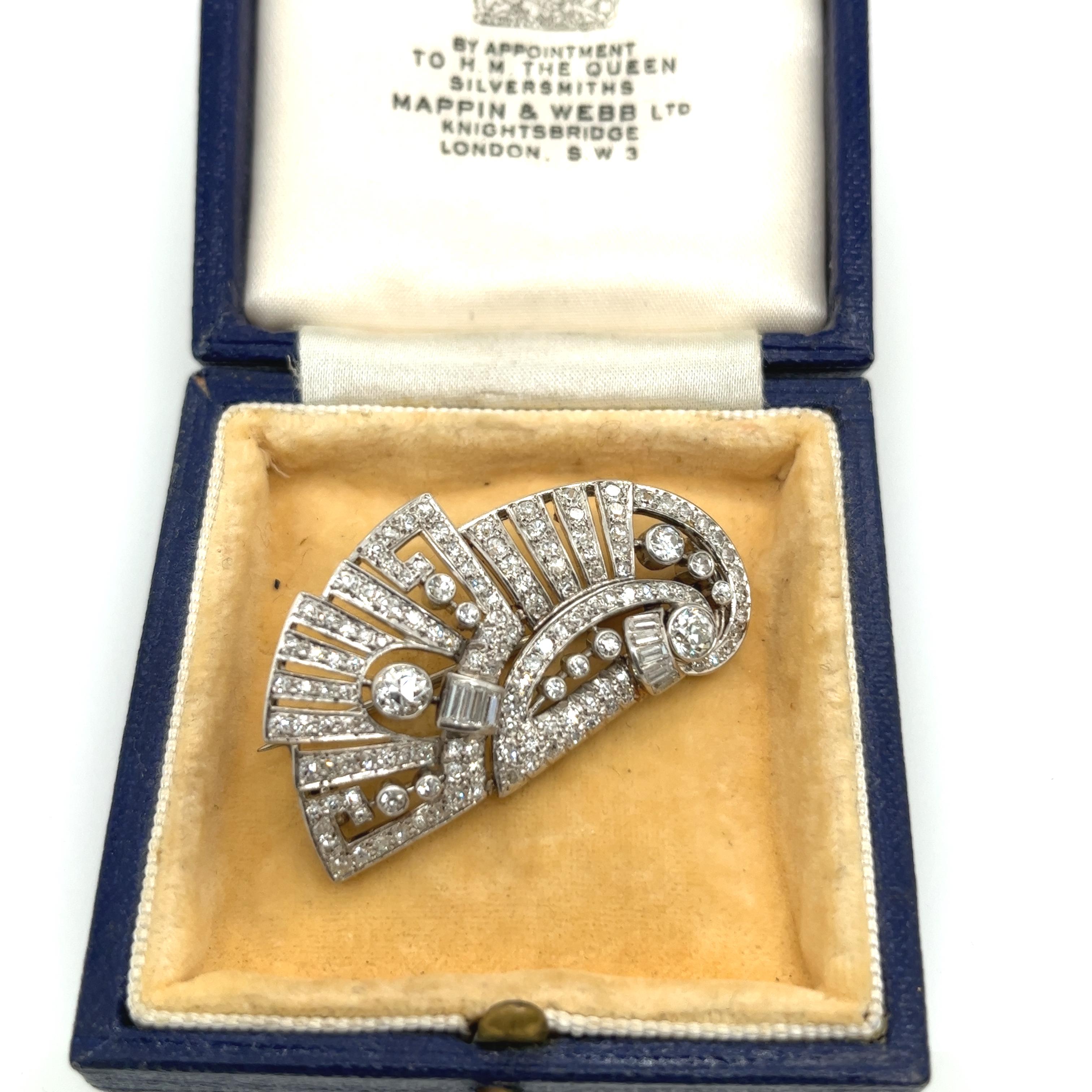 Artdeco Platinum Diamond Brooch Set with 1.80ct Round & Baguette Diamonds In Excellent Condition For Sale In London, GB