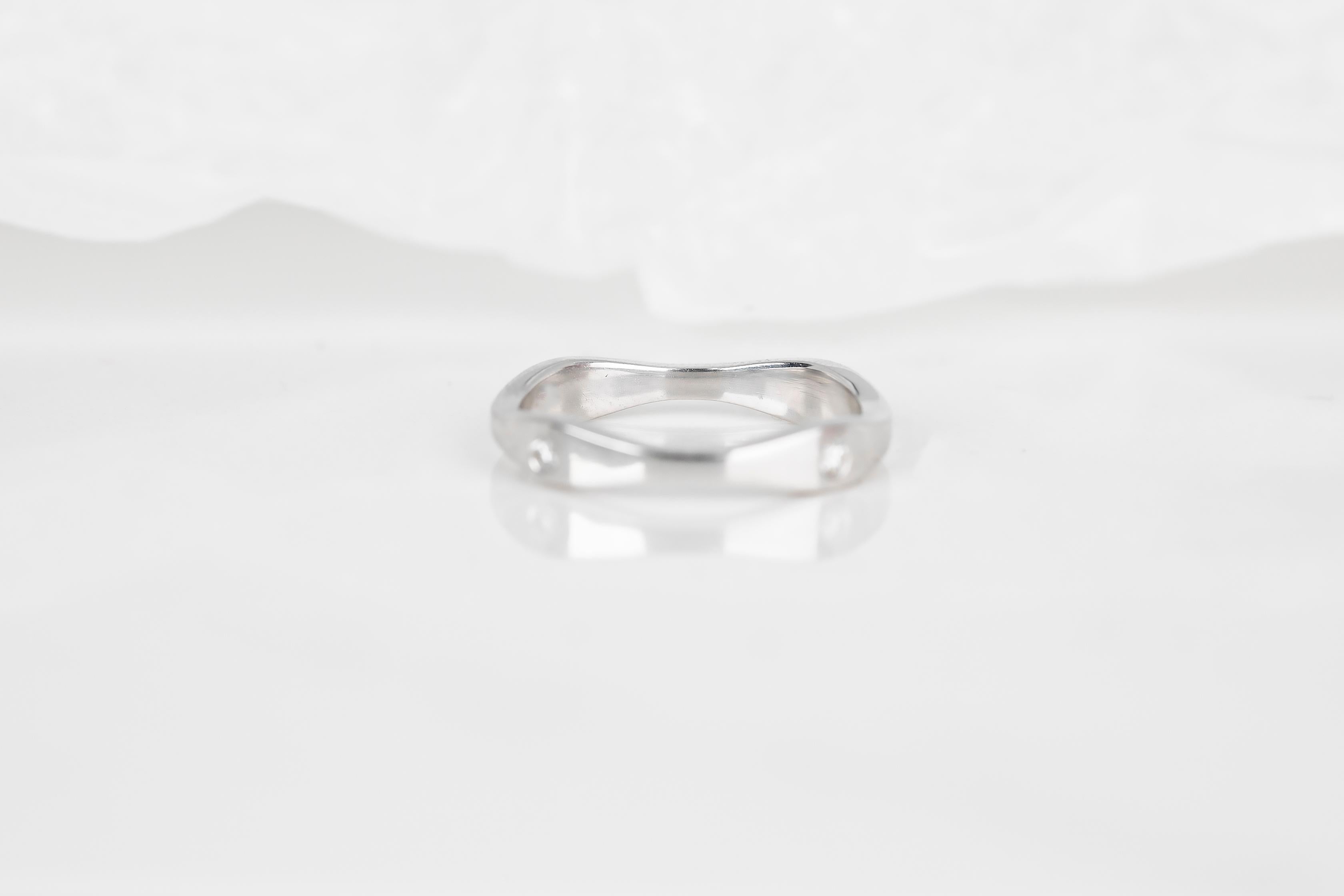 For Sale:  Artdeco Style 14k Gold Oval Wavy Diamond Wedding Band Ring 10