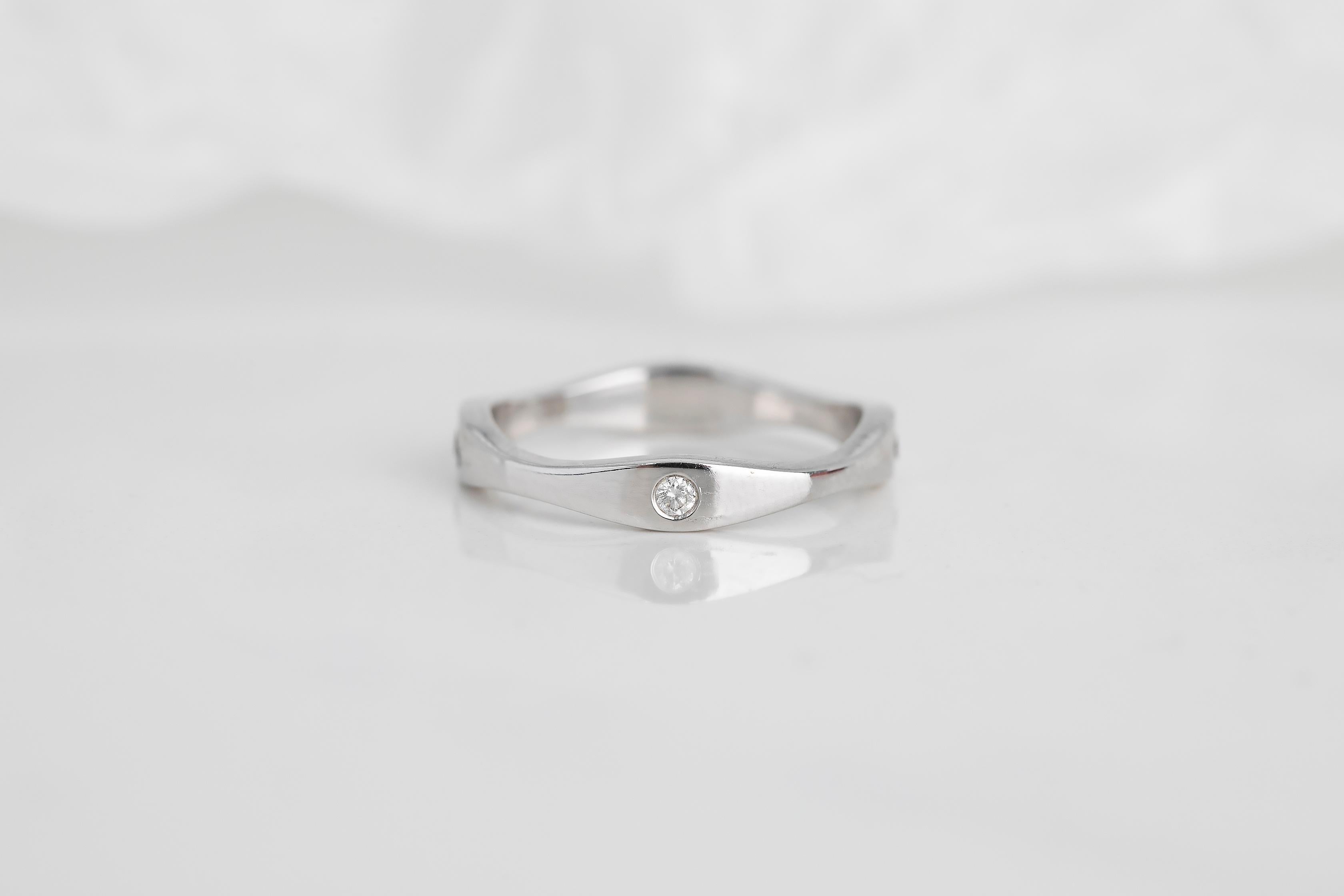 For Sale:  Artdeco Style 14k Gold Oval Wavy Diamond Wedding Band Ring 11