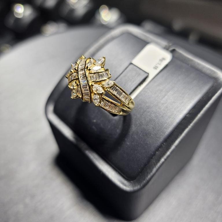 Willkommen im Istanbuler Diamantenhaus!
Dieser Artdeco-Ring ist ein einzigartiges Schmuckstück.
Es ist brandneu, wurde aber in den 1990er Jahren hergestellt.
Er war der Lieblingsring unseres Designers und stand bis zu seiner Pensionierung nicht zum
