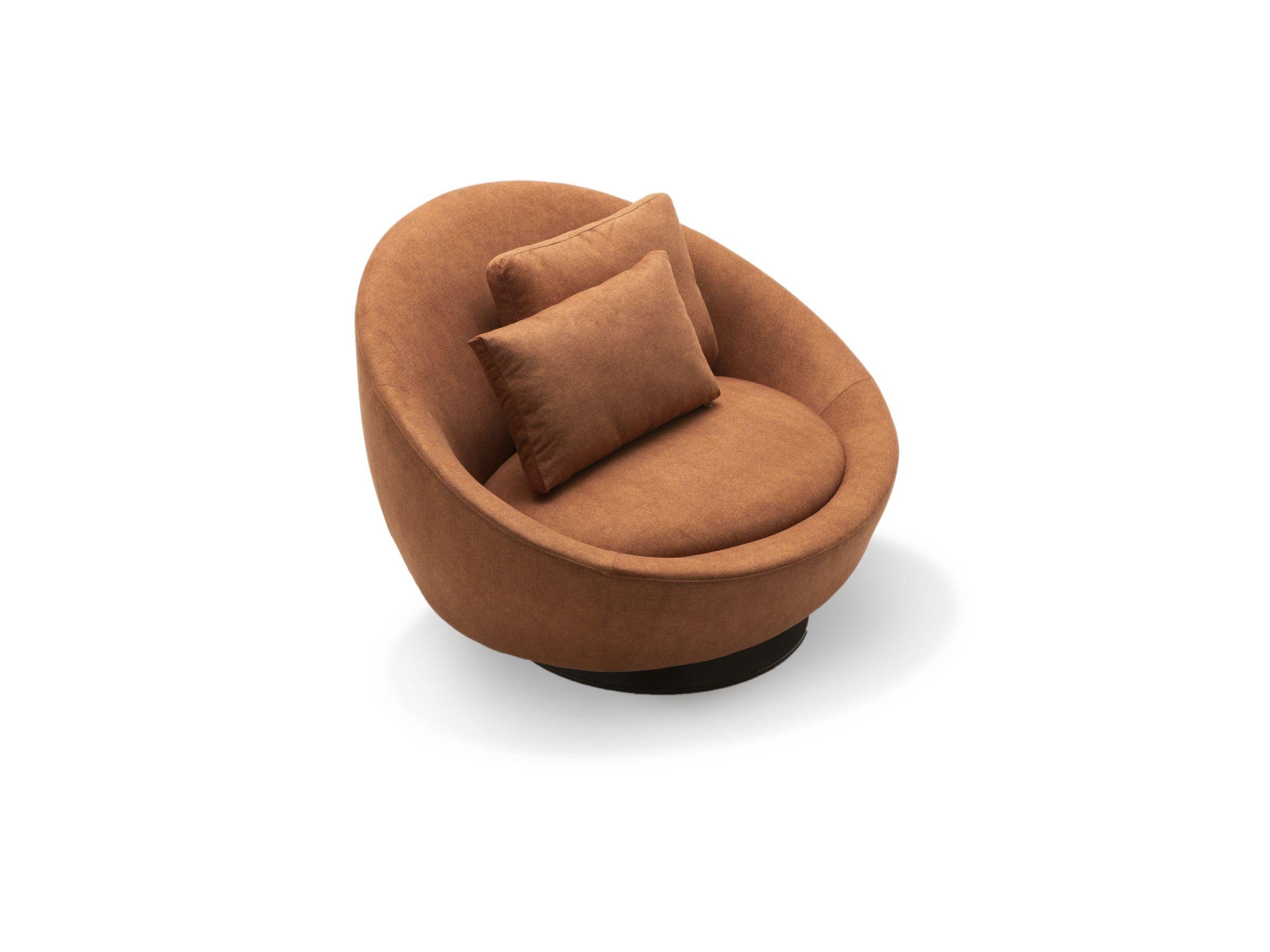 Die abgerundeten Linien des Arte Armlehnstuhls bereichern das zeitgenössische Design und bieten gleichzeitig den ultimativen Komfort. Mit seiner breiten und gemütlichen Sitzfläche für zwei Personen und seinen funktionellen, drehbaren Beinen ist der