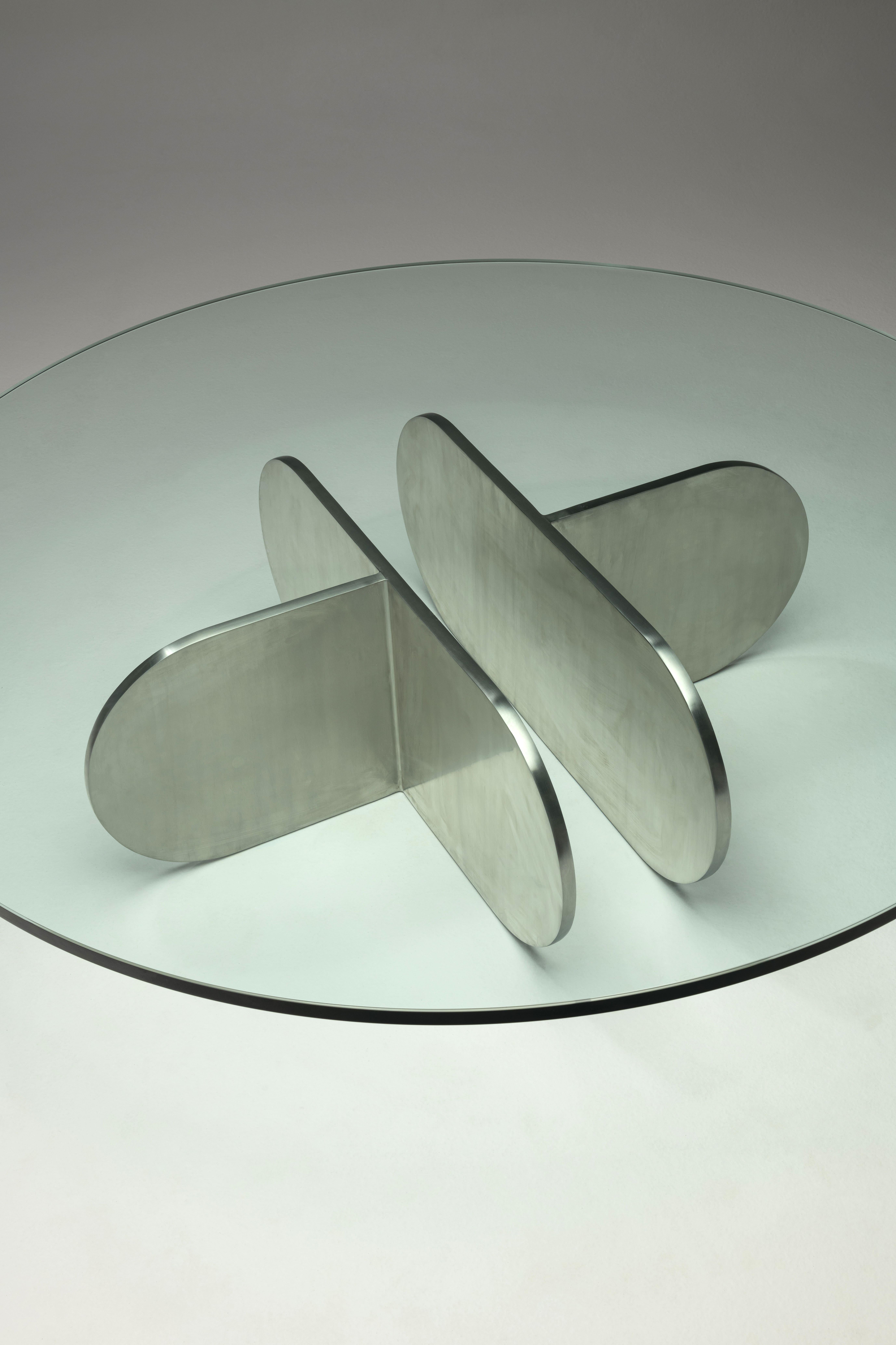 *El producto que se vende es sólo la base de la mesa. La tapa de cristal no está incluida.

Zanini de Zanine, diseñador brasileño, combina con maestría la artesanía tradicional con las técnicas industriales modernas en la Mesa de centro Arte. La