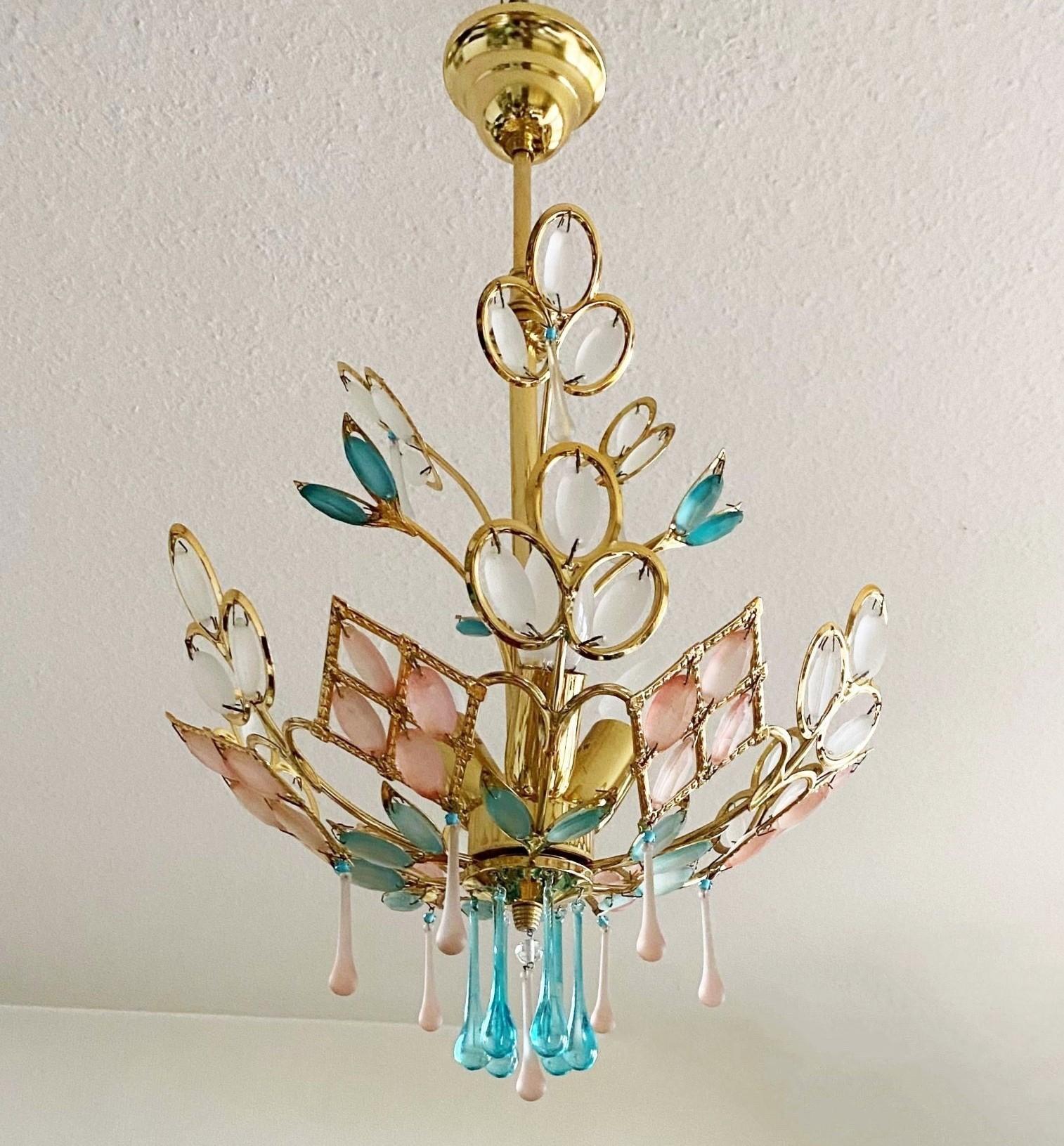 Arte Deco Kronleuchter aus farbigem Murano Glas und Messing, Italien, 1960er Jahre (Art déco) im Angebot