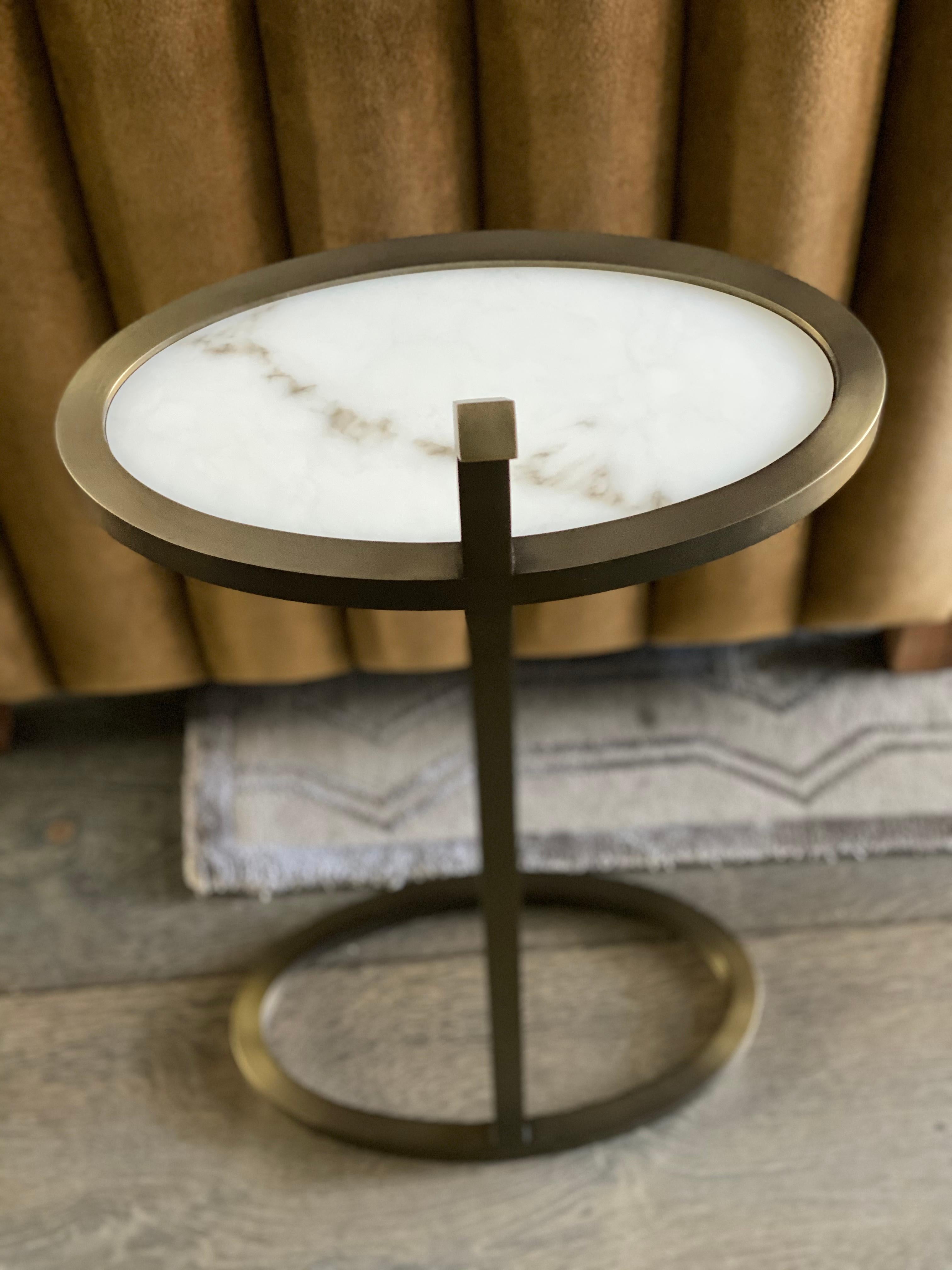 Art Deco Manhattan Martini-Tisch Oval, antik Messing getönt und Marblo-Oberfläche (Stahl) im Angebot