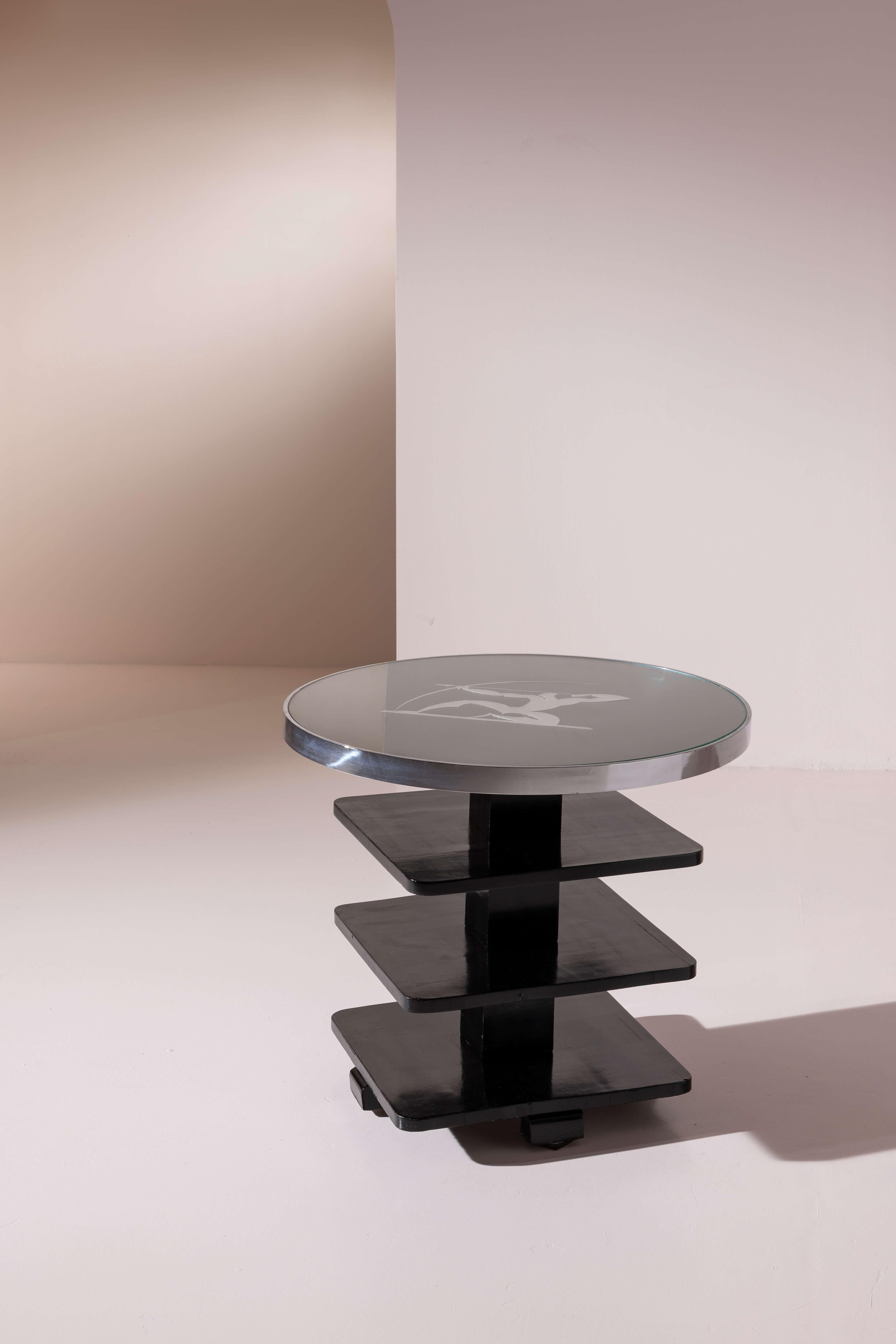 Cette élégante table d'appoint Art déco, fabriquée en Italie dans les années 1930, est un exemple raffiné de la façon dont la géométrie et l'artisanat peuvent s'unir en parfaite harmonie. Son design est à la fois architectural et sculptural : une