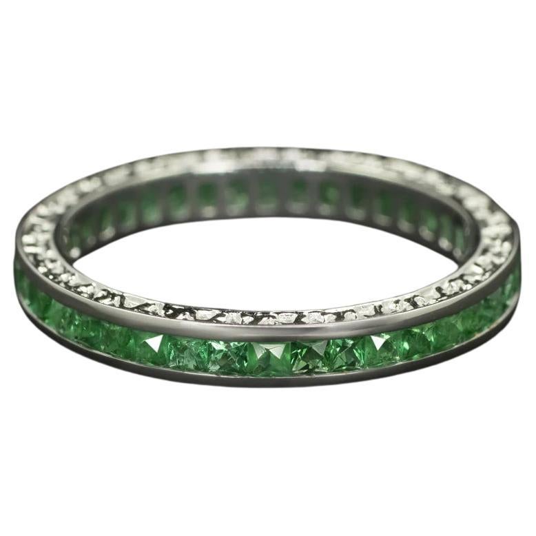 Eternity-Ring aus 14 Karat Weißgold mit französischem geschliffenem Smaragd im Arte-Deco-Stil im Angebot