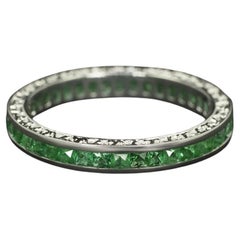 Eternity-Ring aus 14 Karat Weißgold mit französischem geschliffenem Smaragd im Arte-Deco-Stil