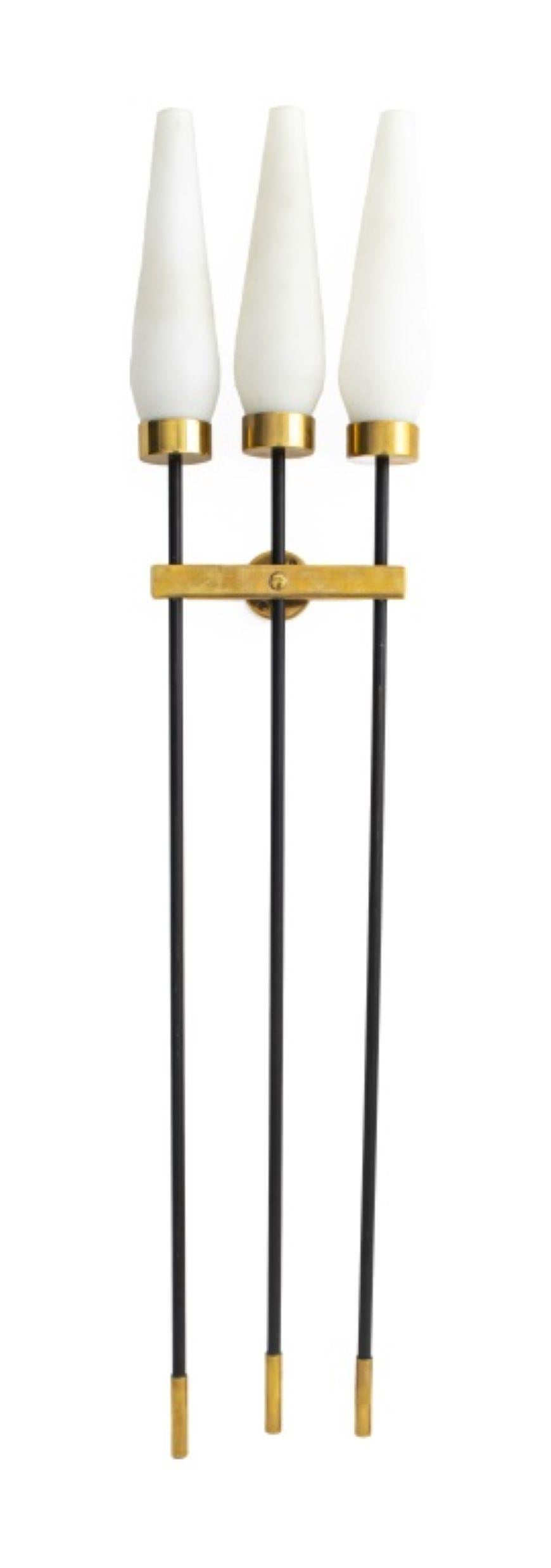 Aplique de pared de tres luces de latón estilo Arte Moderno Tommi Parzinger, circa 1960, con tres brazos lacados en negro y tulipas de vidrio esmerilado. 38,5