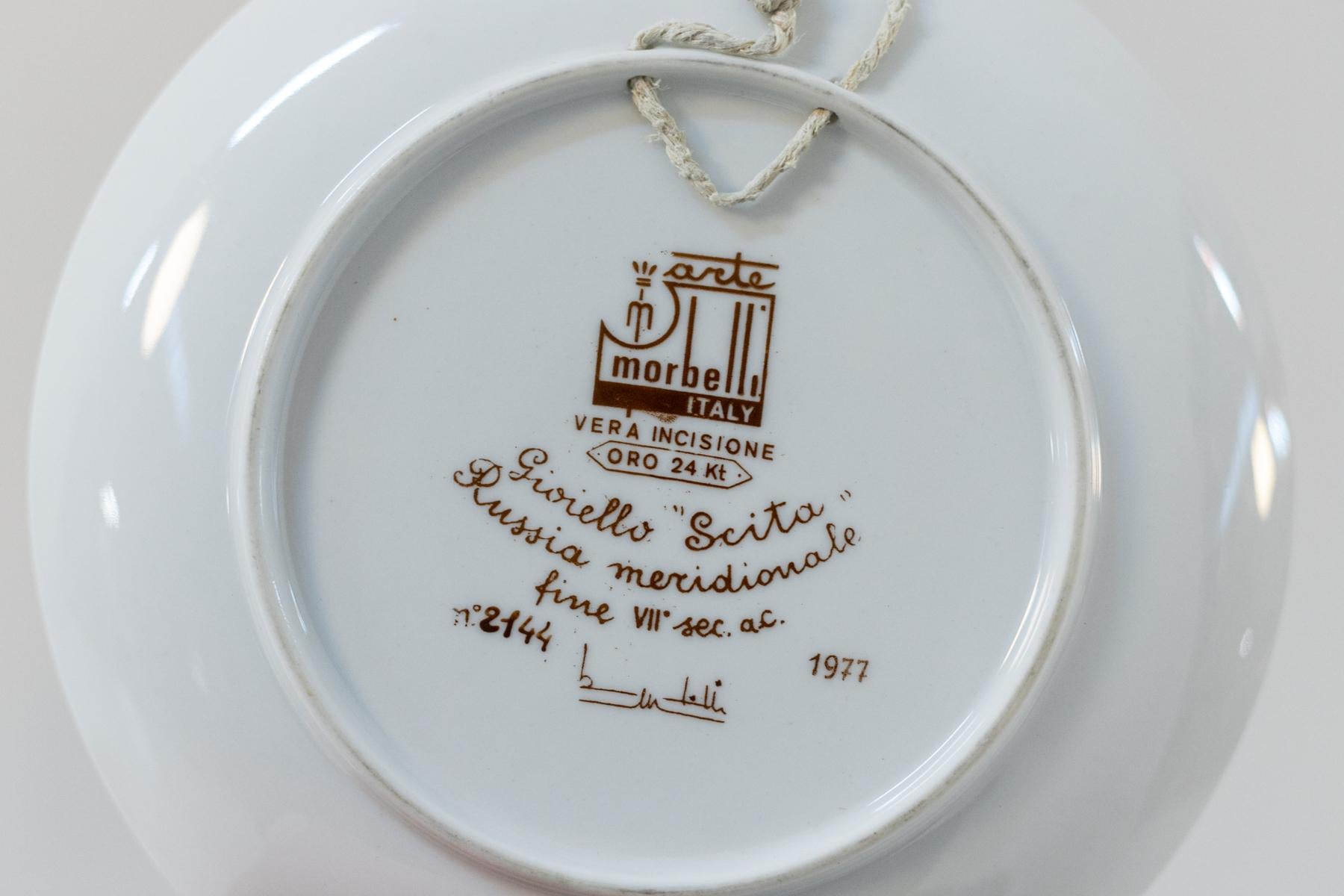 Mid-Century Modern Cinq assiettes en porcelaine Arte Morbelli avec inserts dorés 24 carats en vente