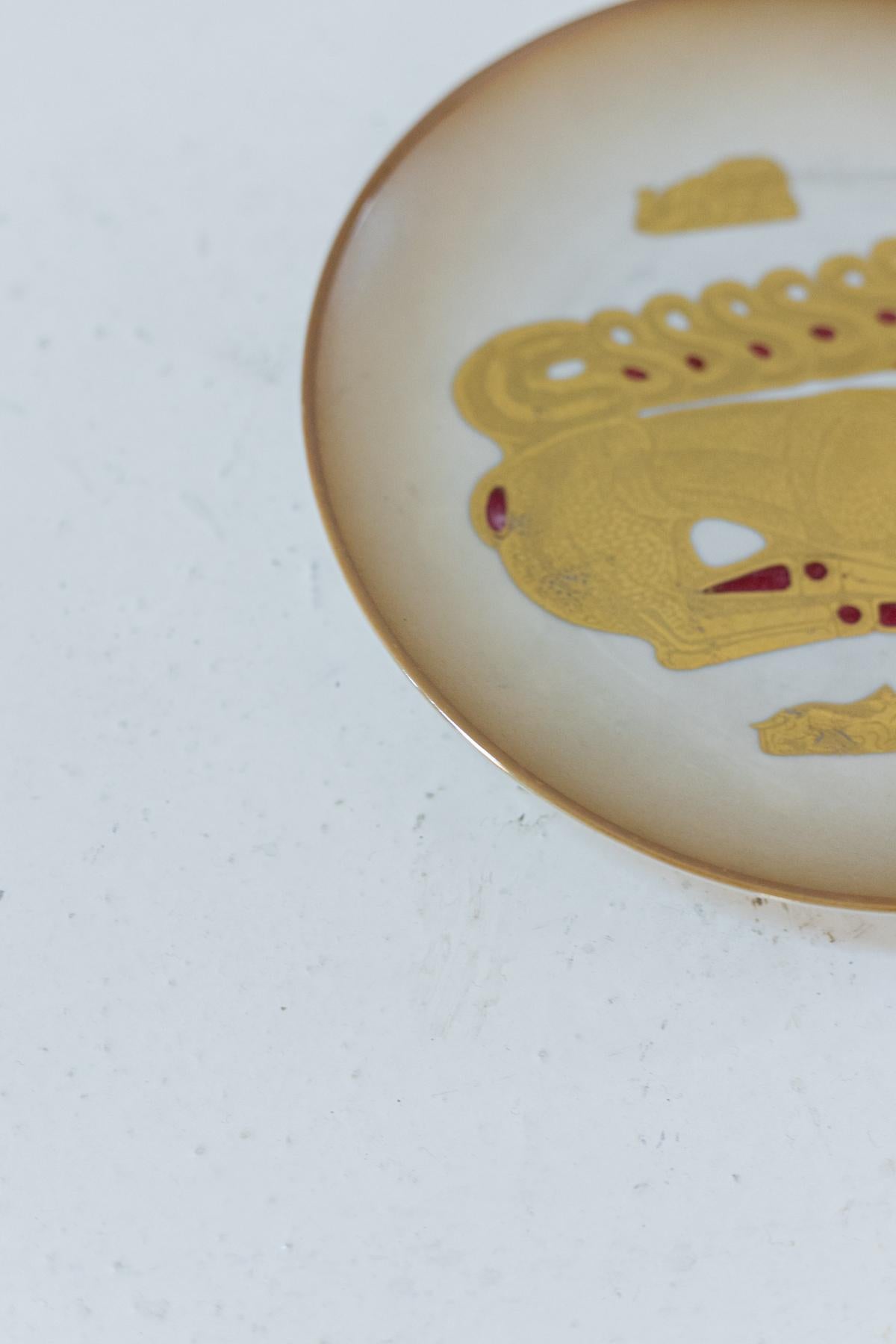 italien Cinq assiettes en porcelaine Arte Morbelli avec inserts dorés 24 carats en vente