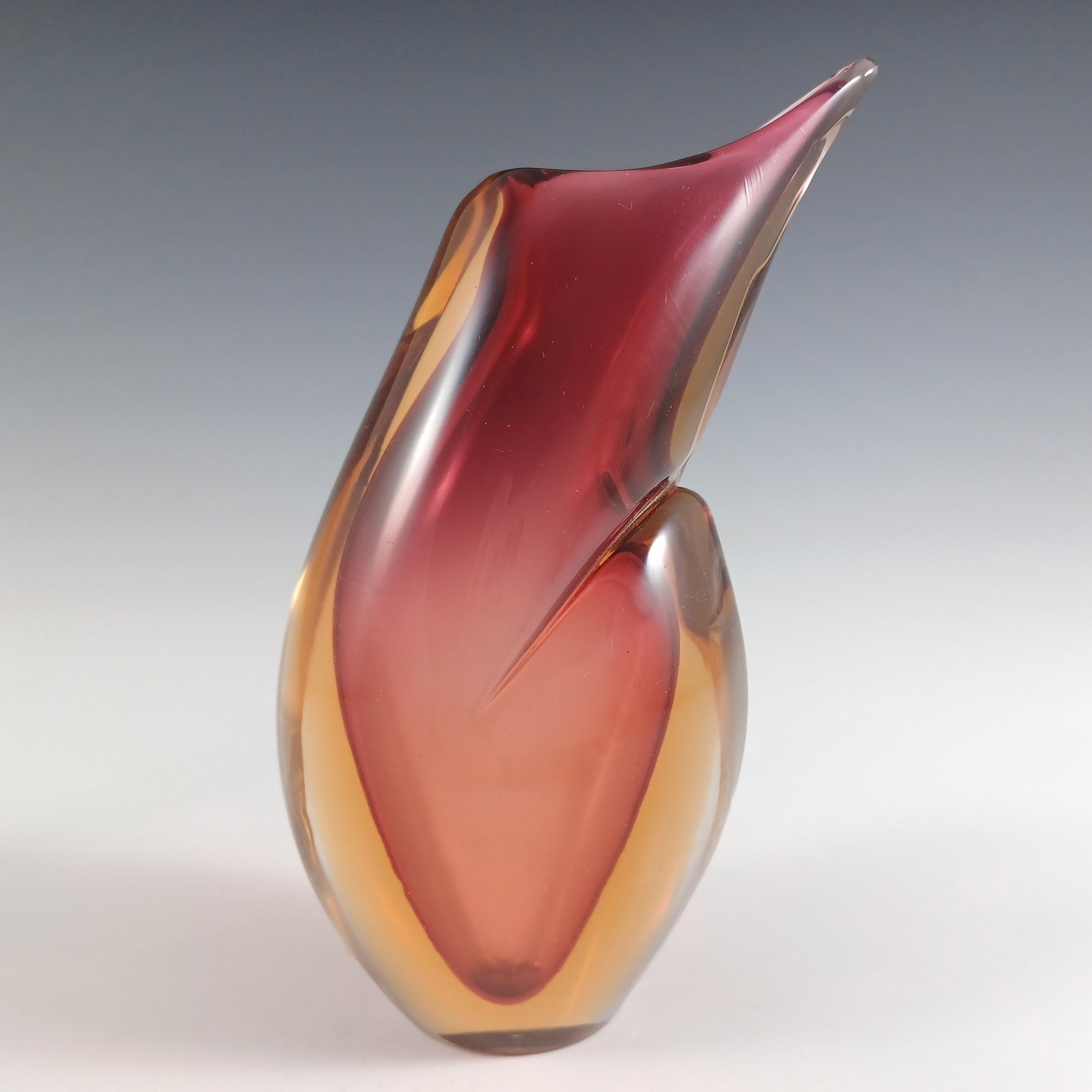 Un fantástico jarrón de cristal orgánico, fabricado en la isla de Murano, cerca de Venecia, Italia. En una asombrosa combinación de cristal rojo rosáceo revestido de cristal ámbar, que a su vez está revestido de cristal transparente, utilizando la