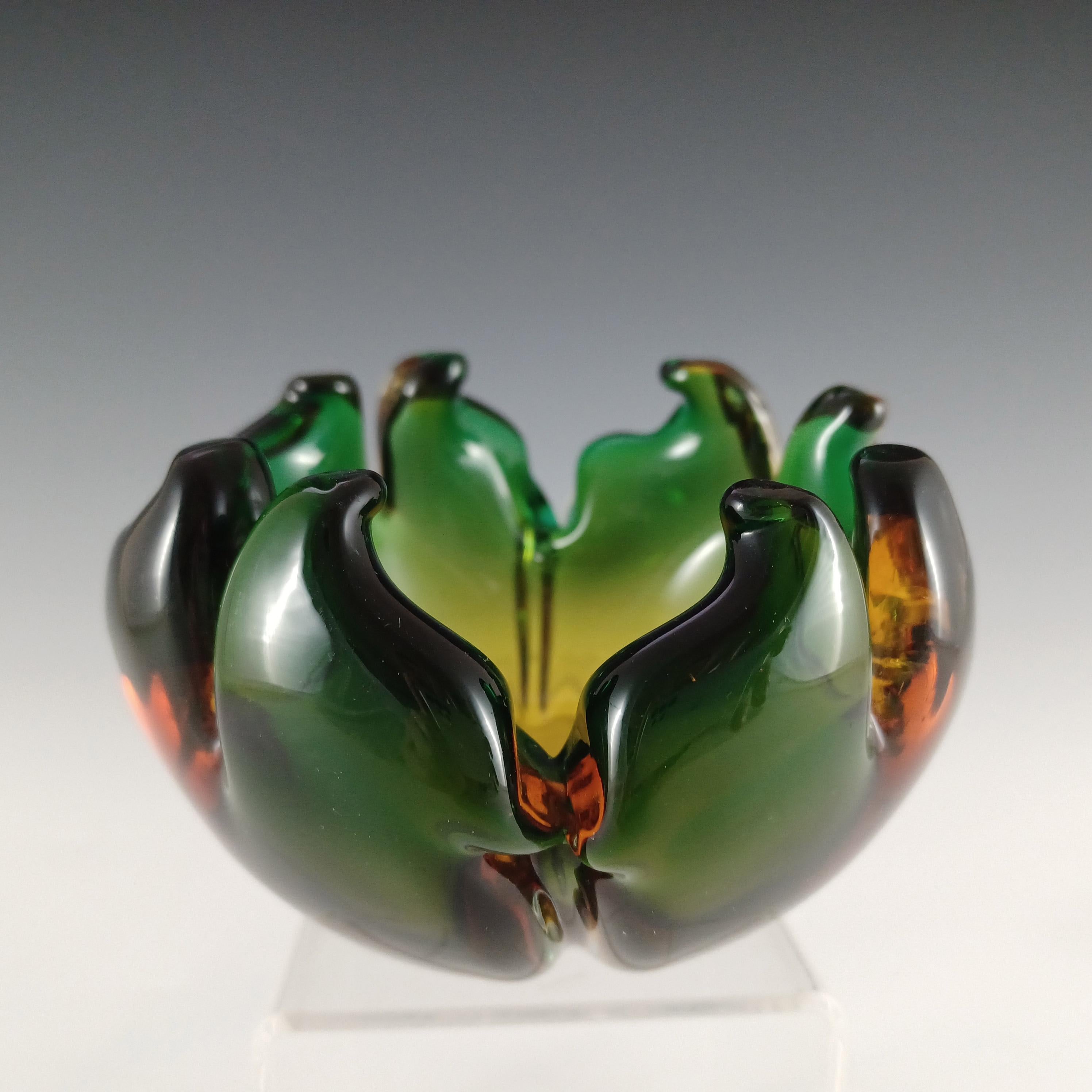 Il s'agit d'un magnifique bol-cendrier en verre sculptural vénitien des années 1950/60, fabriqué sur l'île de Murano, près de Venise, en Italie. Dans une combinaison étonnante de verre vert et ambré encastré dans du verre transparent. Fabriqué par