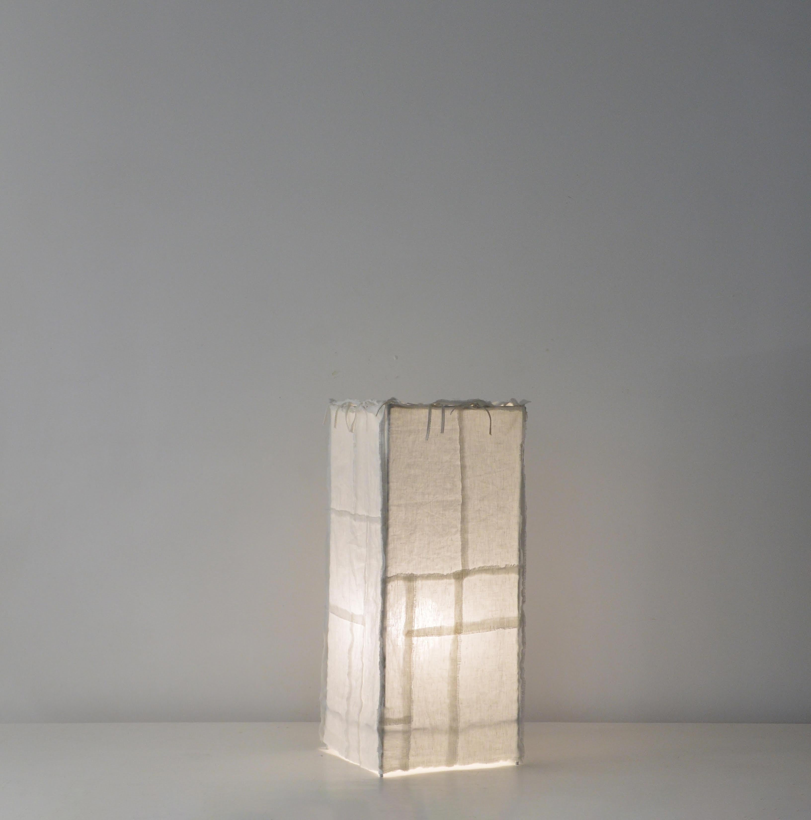 Arte Povera is a table lamp made of repurposed linen from remains of fabric from other pieces that are also created and produced by Cristiana Bertolucci Estúdio. This way, there's no linen waste.
Each table lamp is different from the other, as it