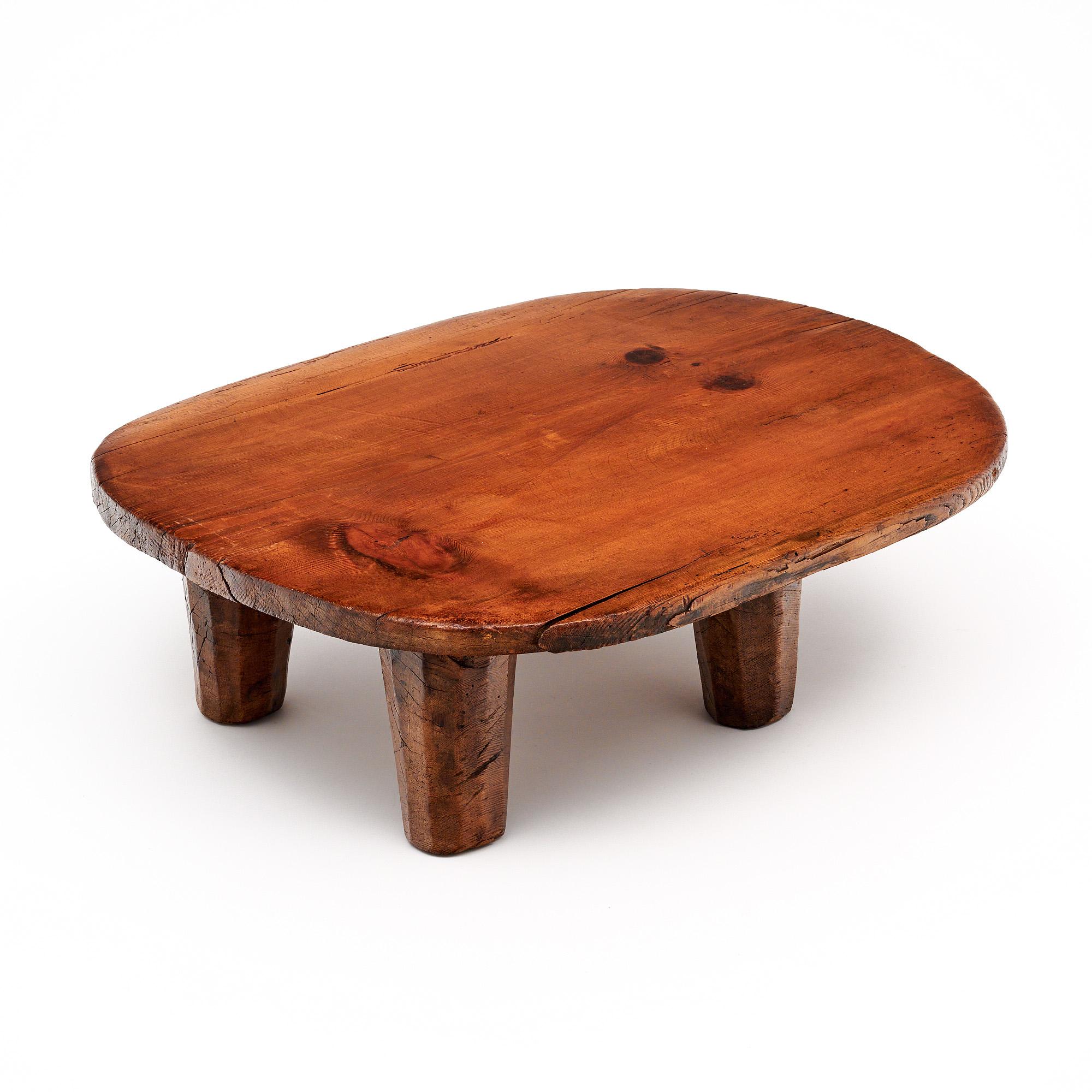 Arte Povera Italienischer Antiker Niedriger Tisch (Holz) im Angebot