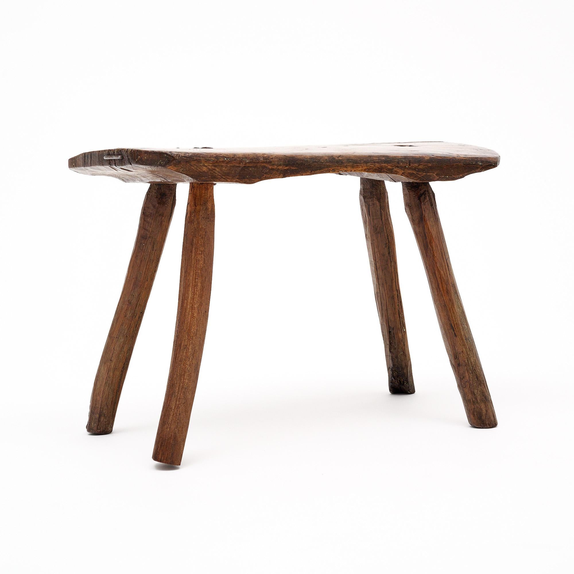 Taburete de pastor de los Dolomitas en Italia. Esta pieza está hecha de madera maciza de castaño y presenta la pátina original. Está fabricada con carpintería de espigas. Esta pieza tiene cuatro patas que sostienen un tablero de una sola tabla. Esta