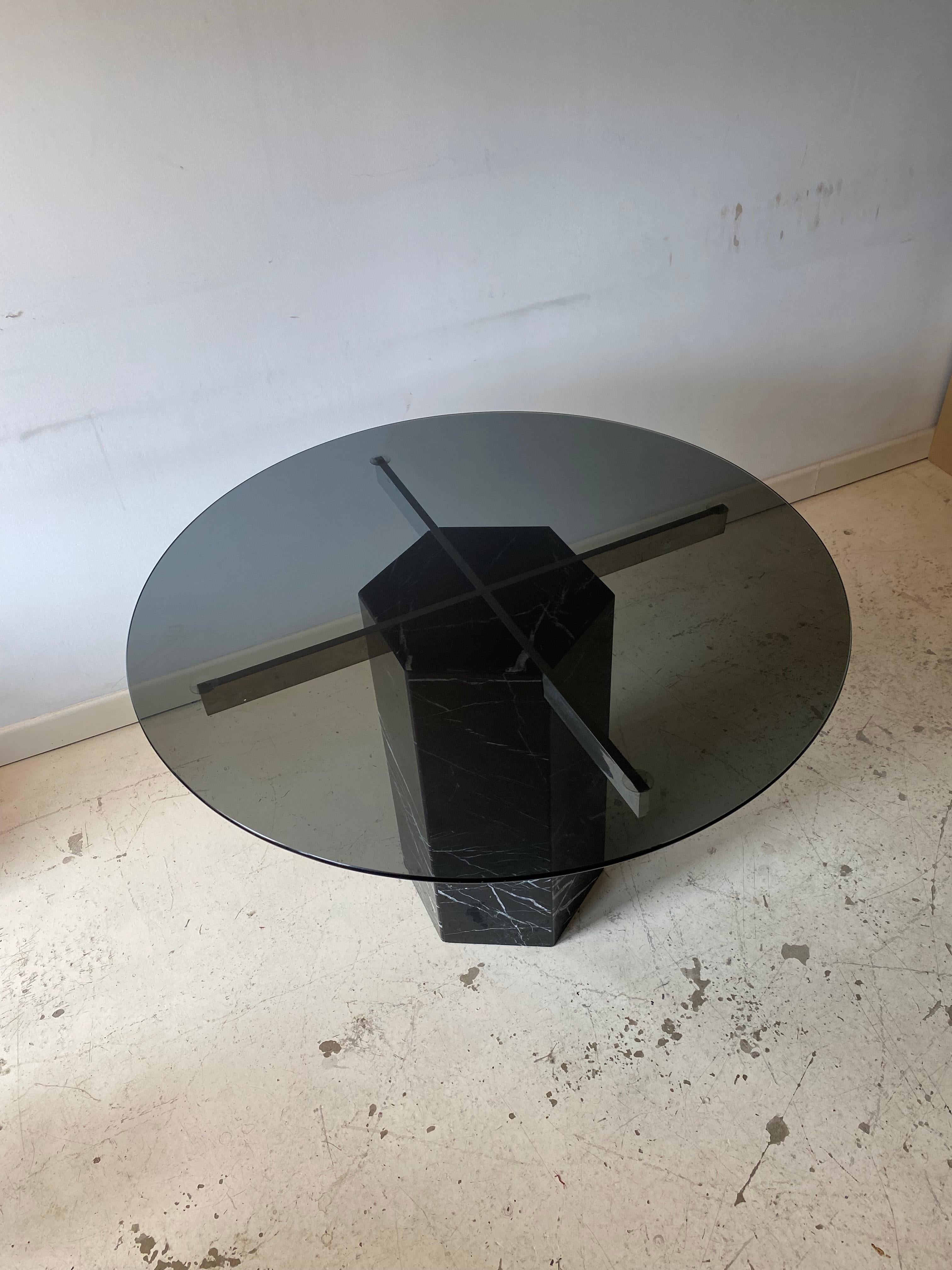 Artedi Table de salle à manger ronde en marbre noir, verre et chrome MidCentury Modern 1970s 80s  en vente 4