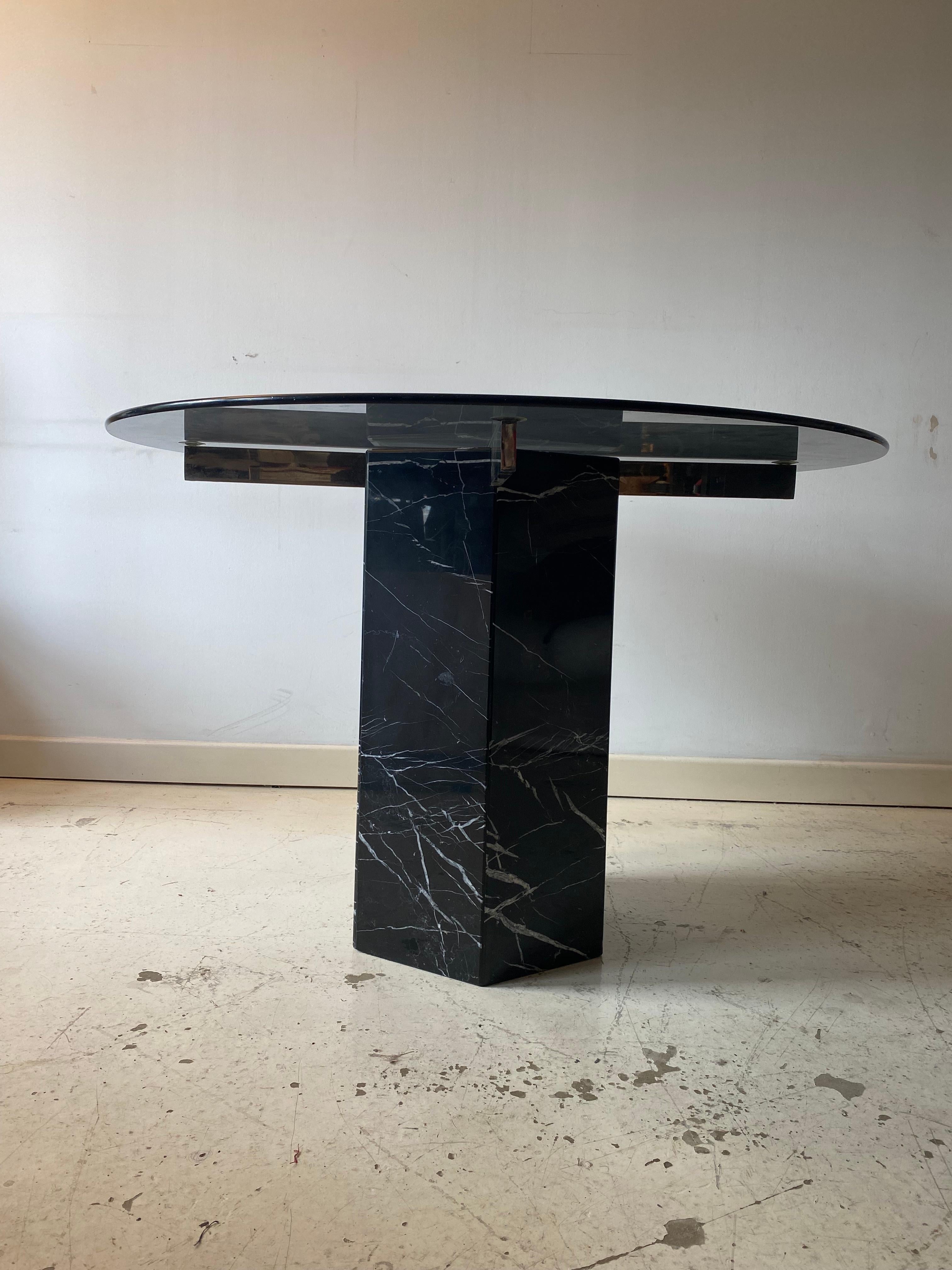 Postmoderne Artedi Table de salle à manger ronde en marbre noir, verre et chrome MidCentury Modern 1970s 80s  en vente