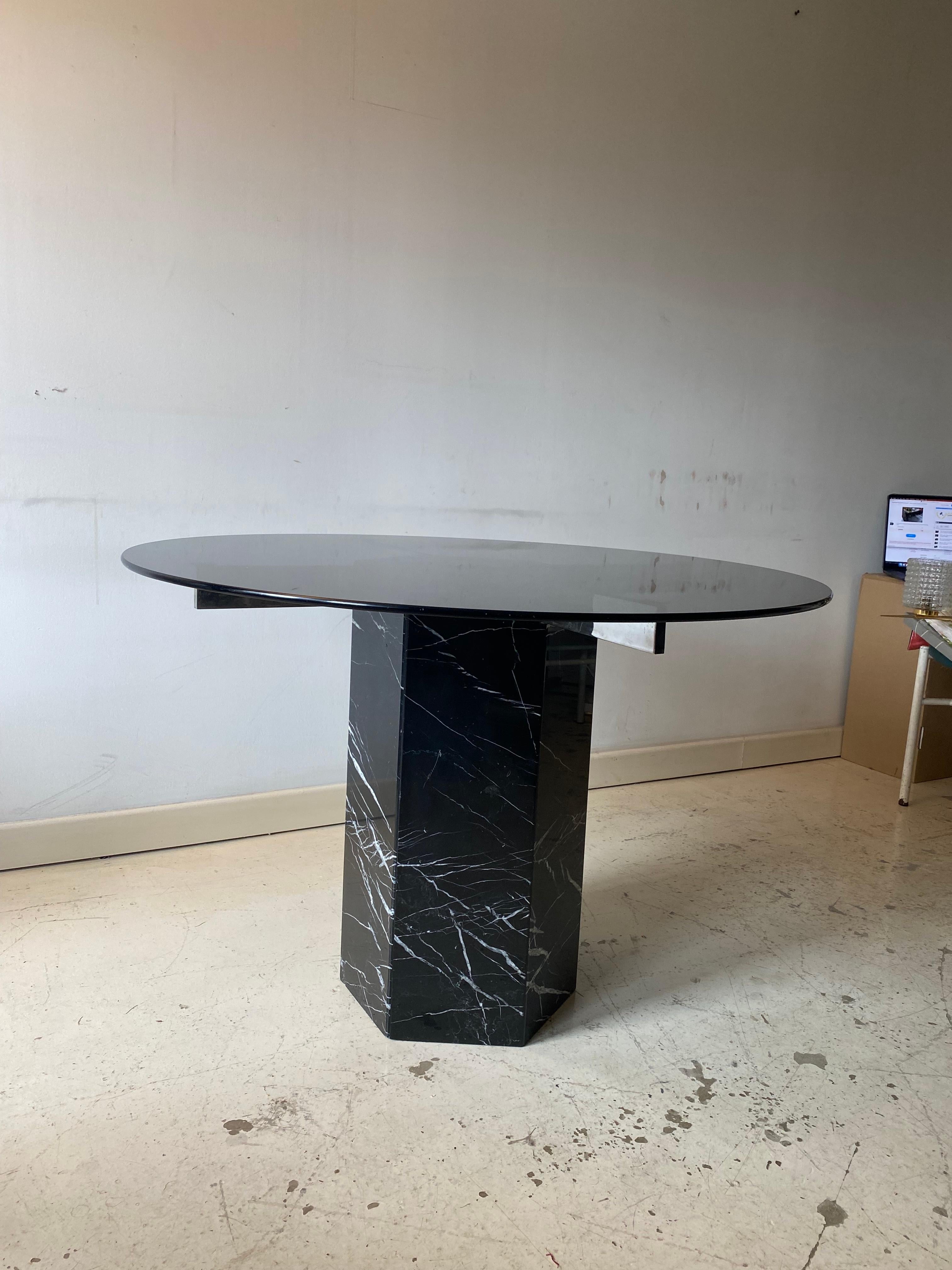 italien Artedi Table de salle à manger ronde en marbre noir, verre et chrome MidCentury Modern 1970s 80s  en vente