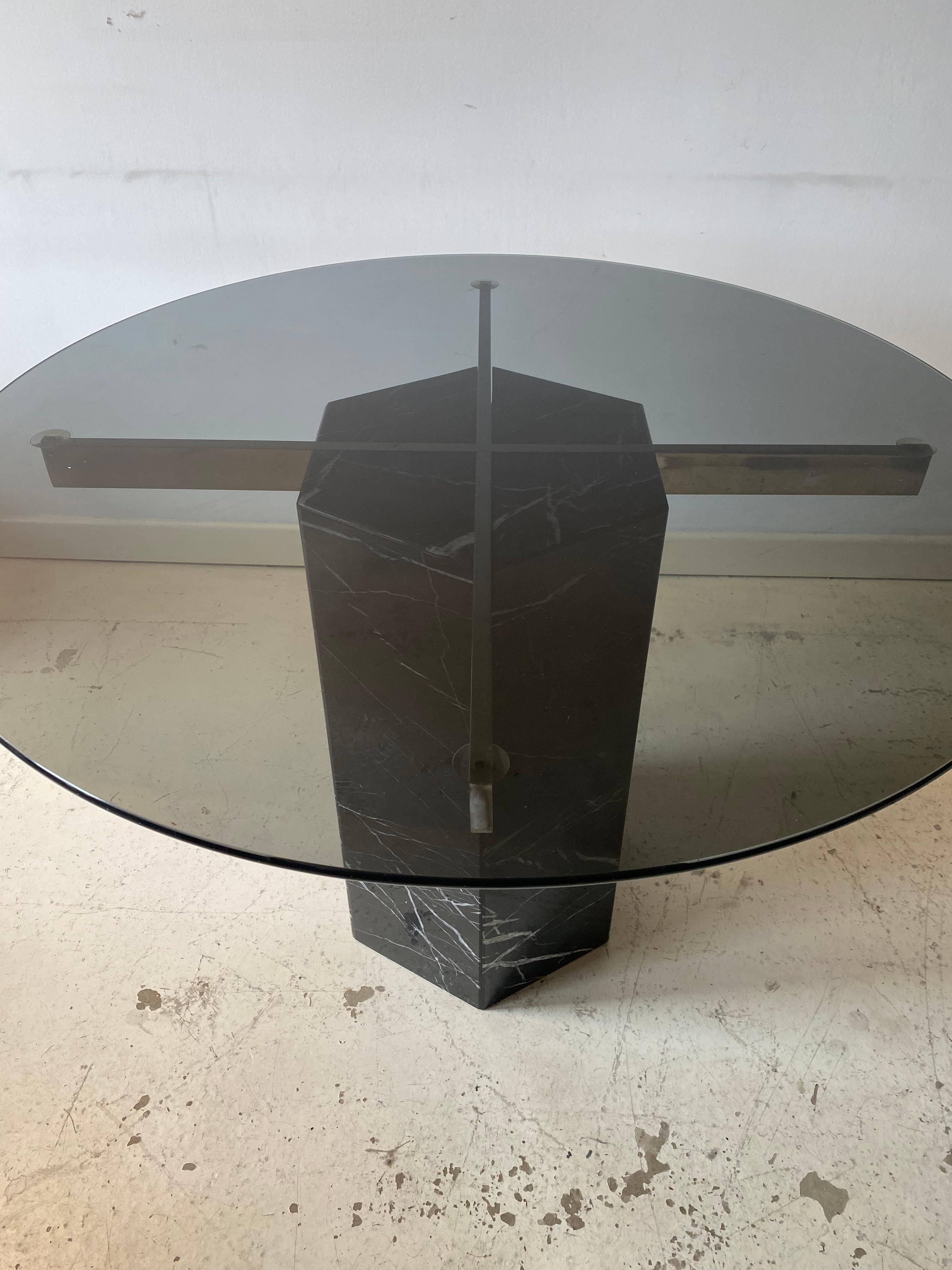 Artedi Table de salle à manger ronde en marbre noir, verre et chrome MidCentury Modern 1970s 80s  Bon état - En vente à London, GB