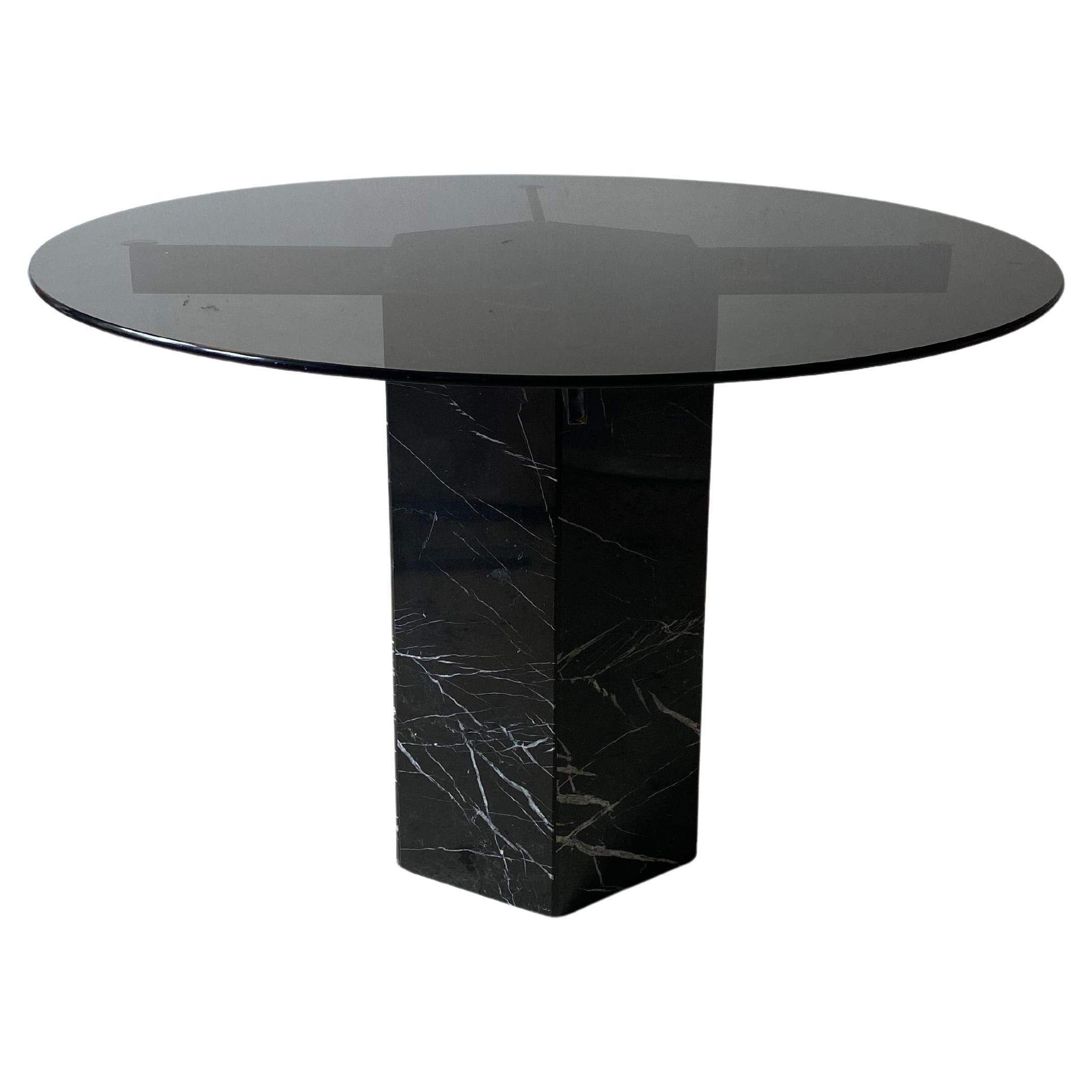 Artedi Table de salle à manger ronde en marbre noir, verre et chrome MidCentury Modern 1970s 80s 