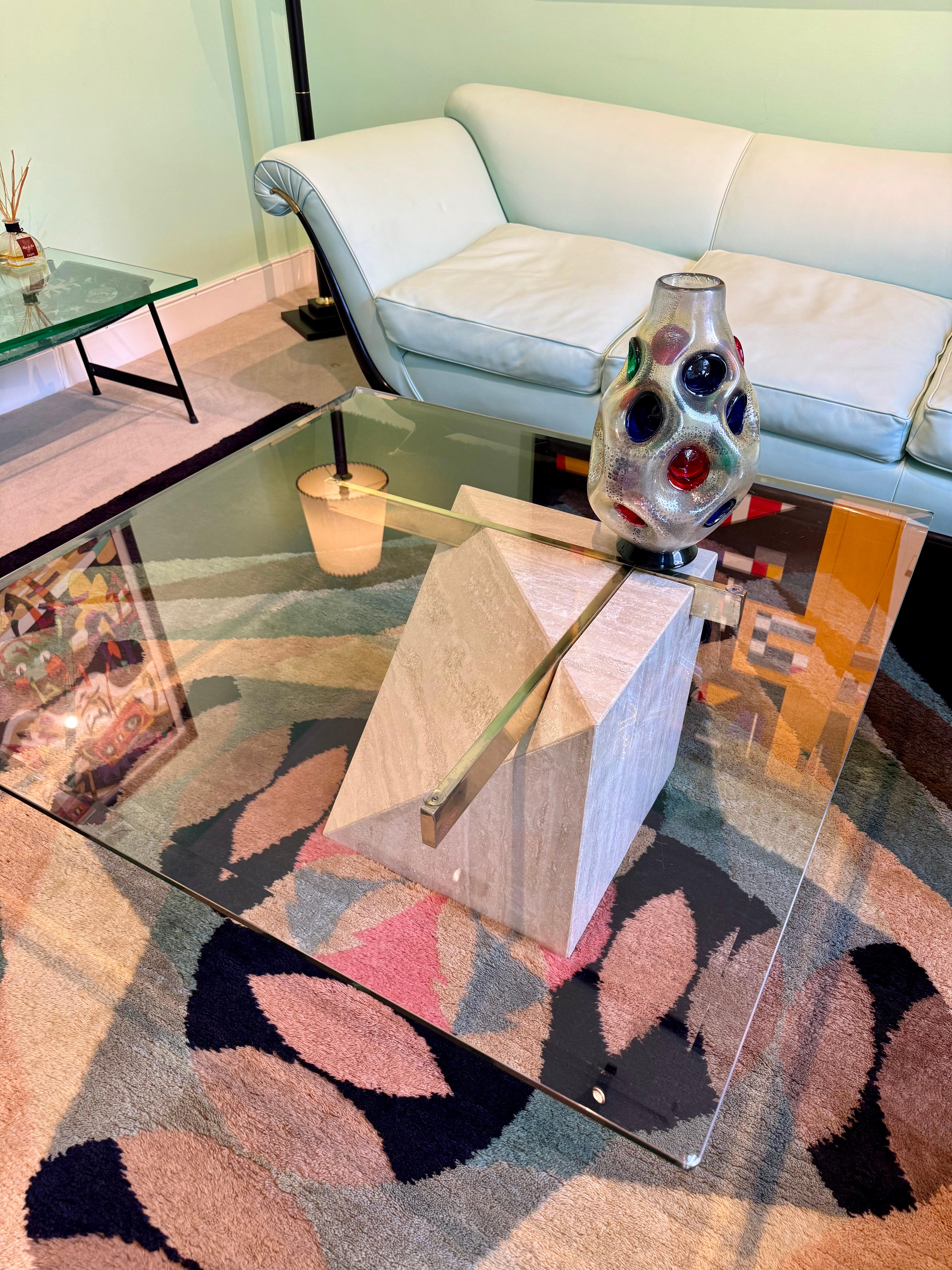 Laiton Table basse en travertin et verre en laiton Artedi 1970 en vente