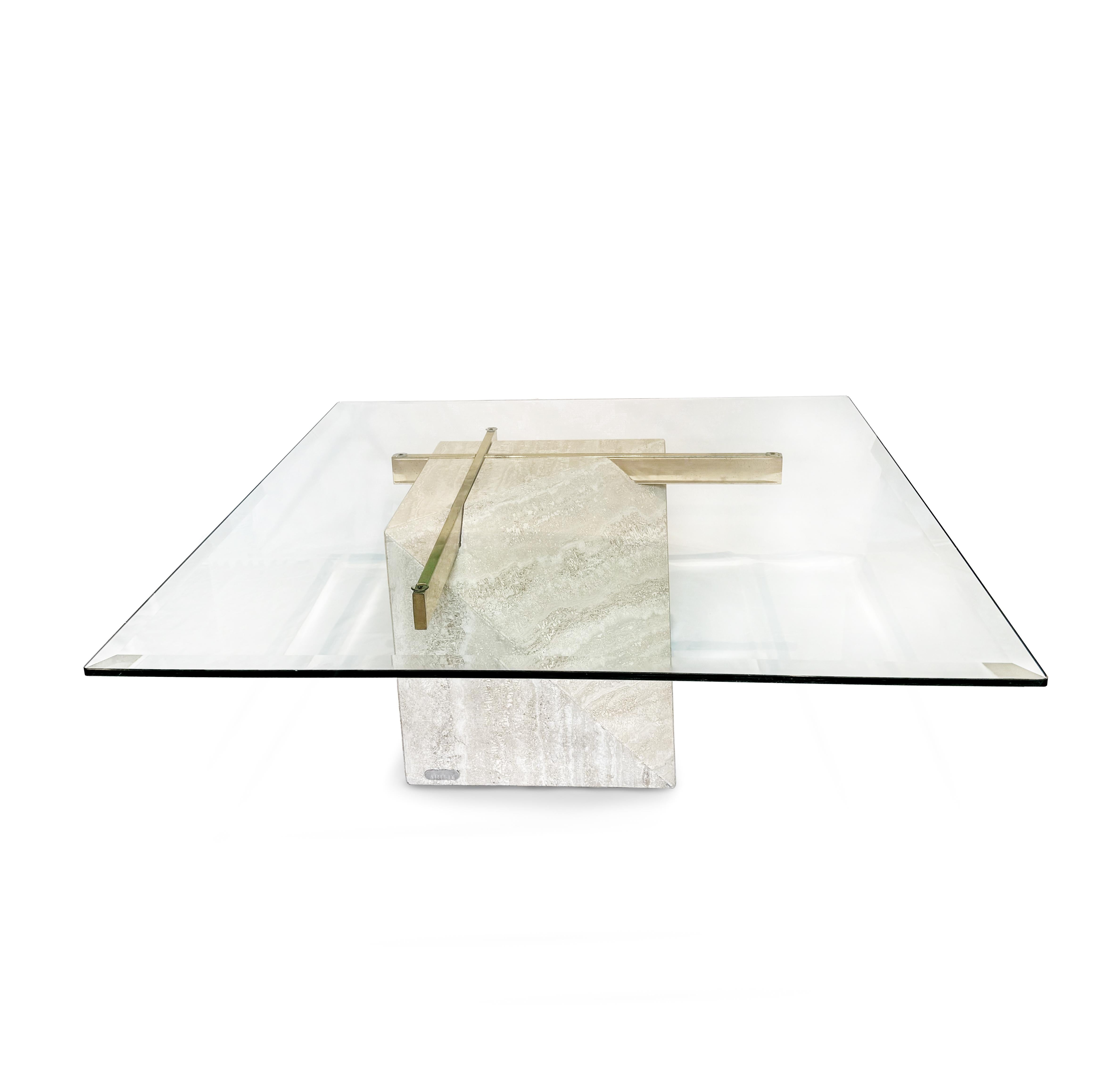 Importante table basse conçue par Artedi, Italie, vers les années 1970. Cette pièce saisissante illustre l'esthétique raffinée du modernisme italien, combinant des matériaux naturels et industriels en parfaite harmonie. La base carrée est fabriquée